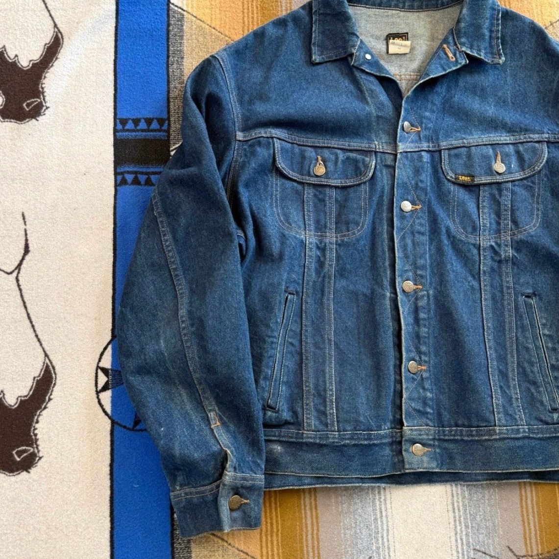Lee **VINTAGE 80’s LEE DENIM JEAN JACKET MEN’S SIZE 48 BLUE WOLF GRAPHIC** User: Vintage 80’s Lee Denim Jean Jacket Men’s Size 48 Blue Wolf Graphic Size US 32 / EU 48 - 7 Thumbnail