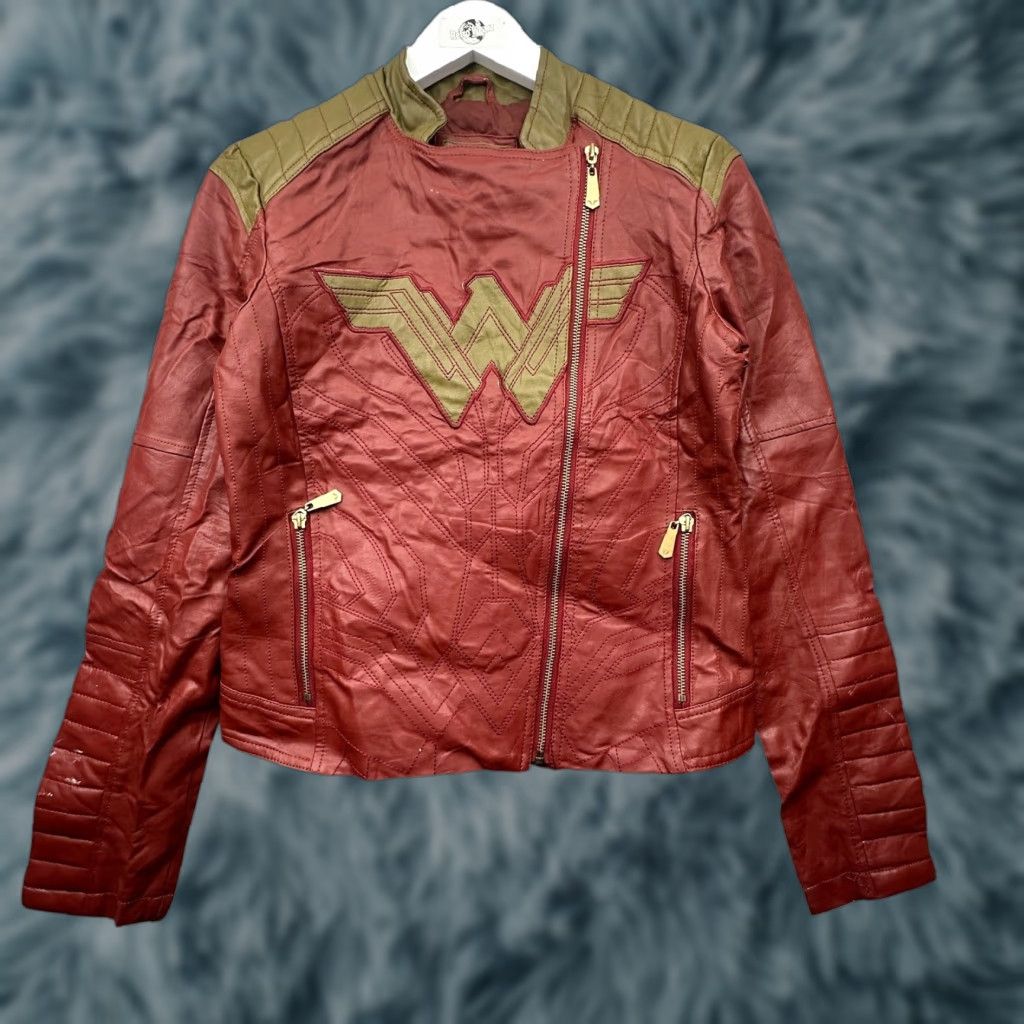 DC Comics VINTAGE Wonder Woman Robe Factory Faux Leather Moto Zip Jacket Womens Medium Red Maroon DC Comics Bomber Jacket Womens M Red Maroon Size ONE SIZE - 1 Thumbnail
