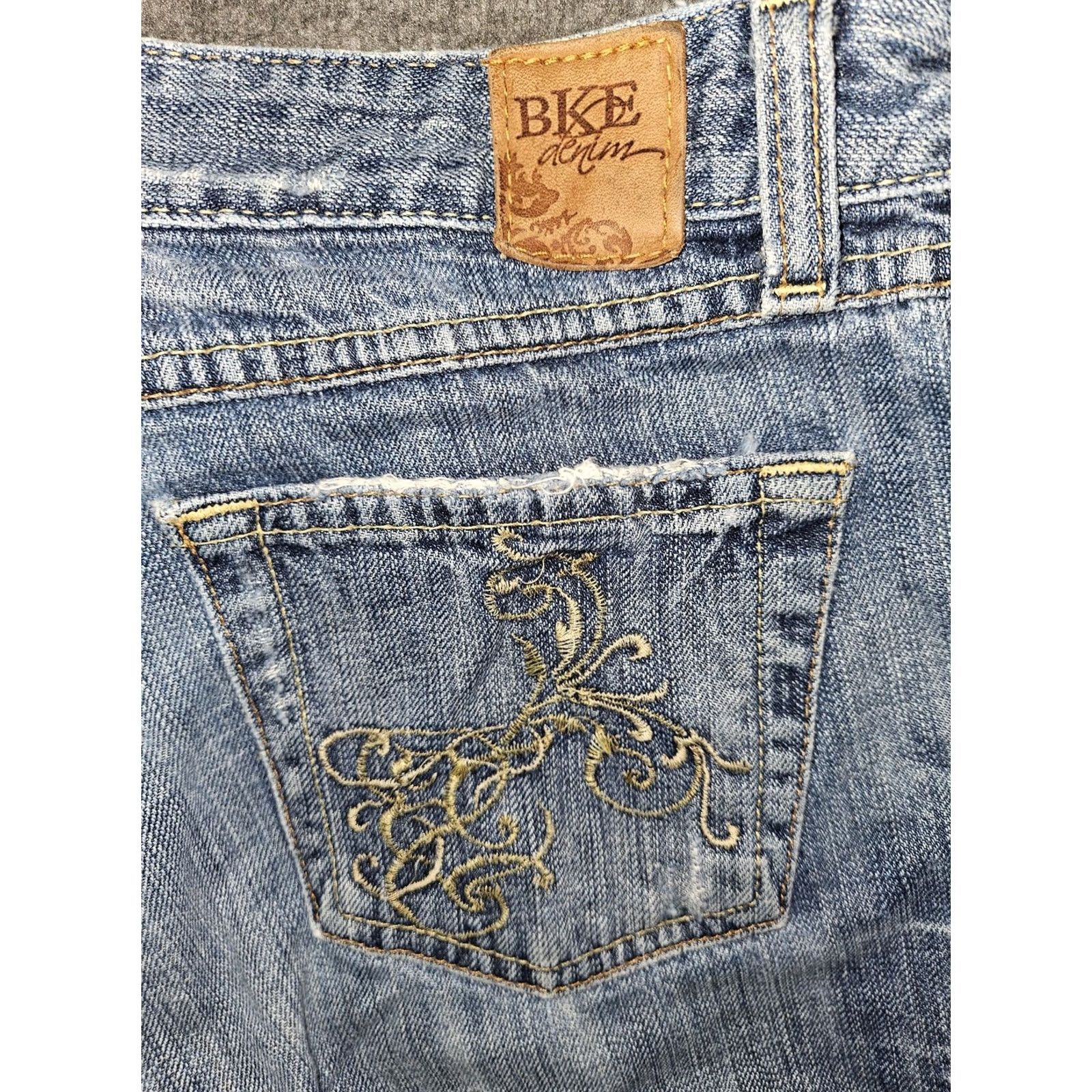BKE BKE Denim Shorts Bermuda Blue 28 Womens Embroidered Pockets 5-Pocket Casual Summer Denim Shorts Womens 28 Blue Embroidered Pockets Size 28" / US 6 / IT 42 - 8 Thumbnail