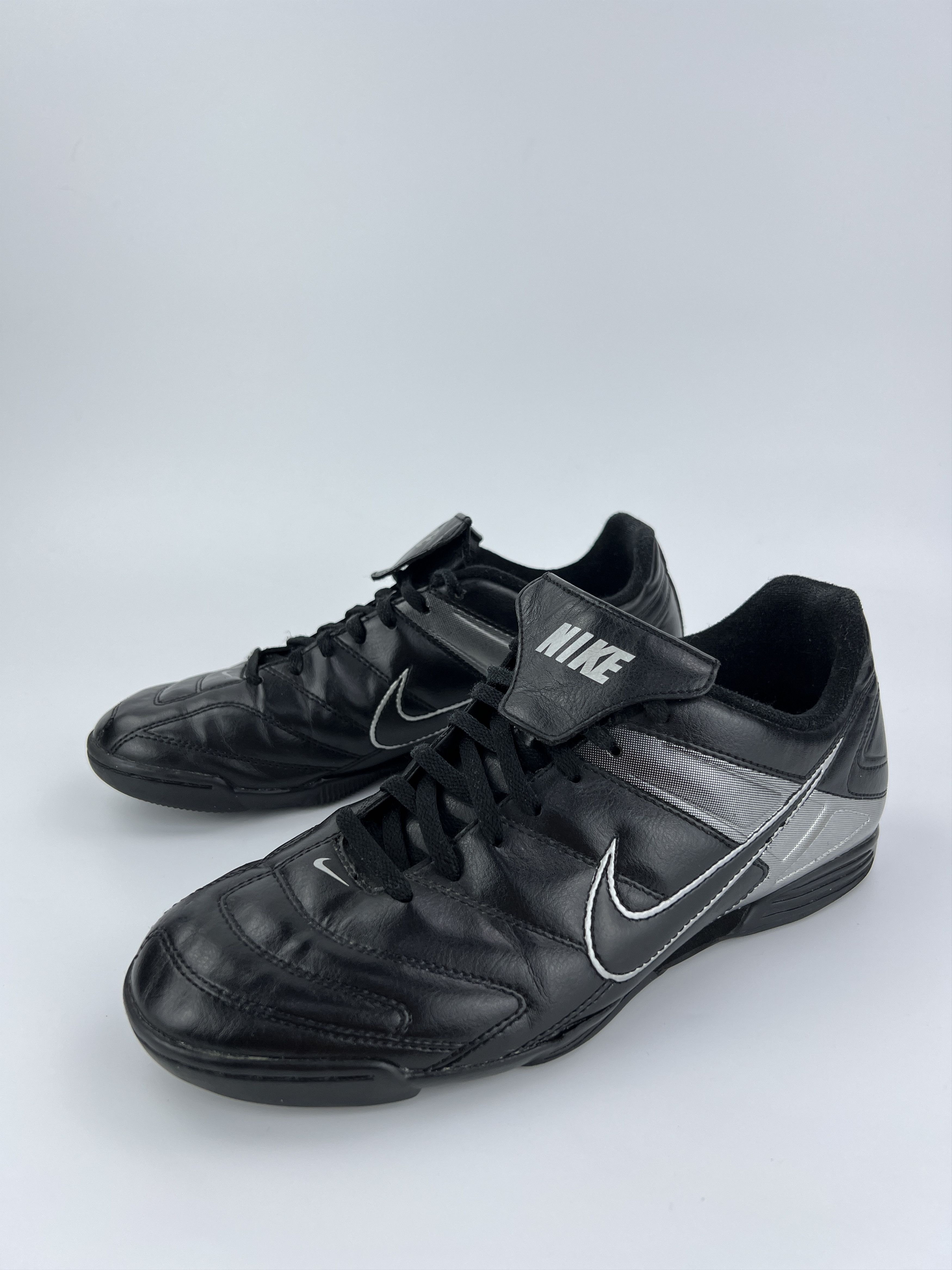 Nike Vintage 2009 Nike Football Black Leather Low Top Sneakers Size US 9.5 / EU 42-43 - 2 Thumbnail