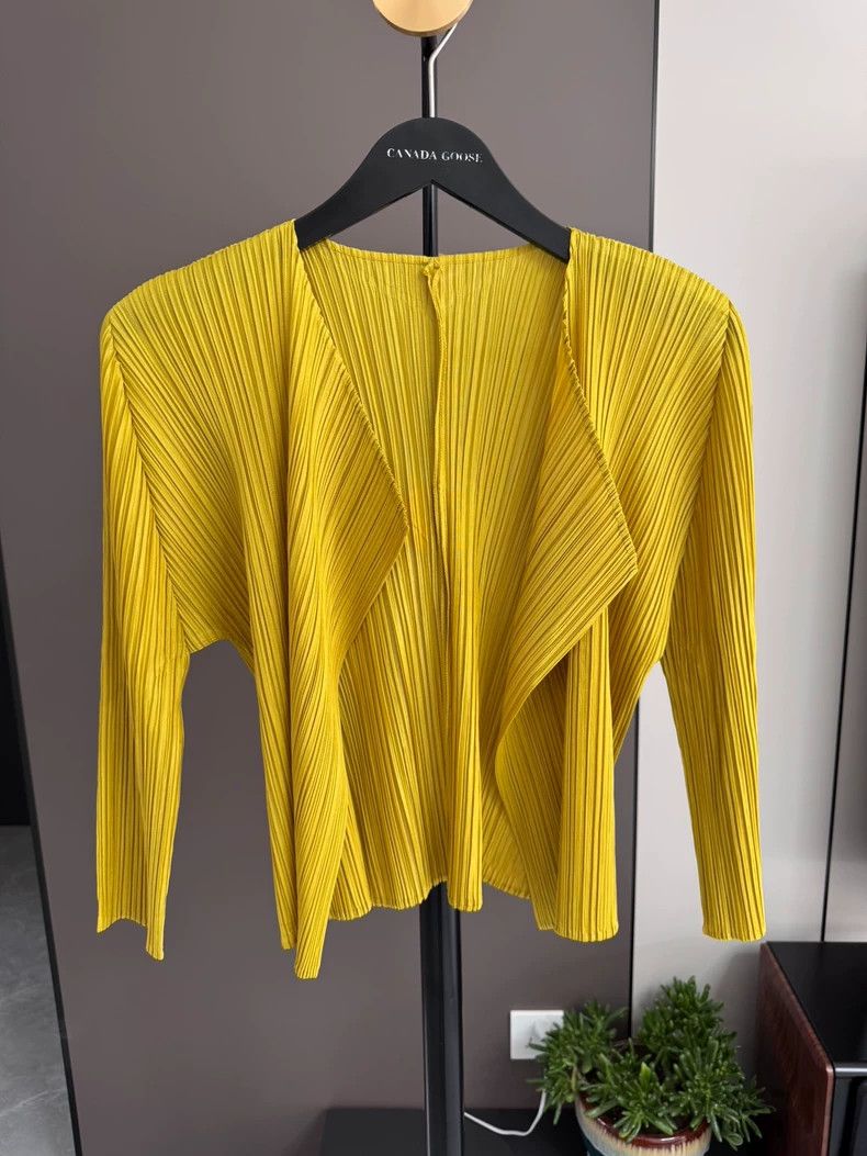 Issey Miyake Issey Miyake size:3 Yellow pleated cardigan Size S / US 4 / IT 40 - 1 Thumbnail