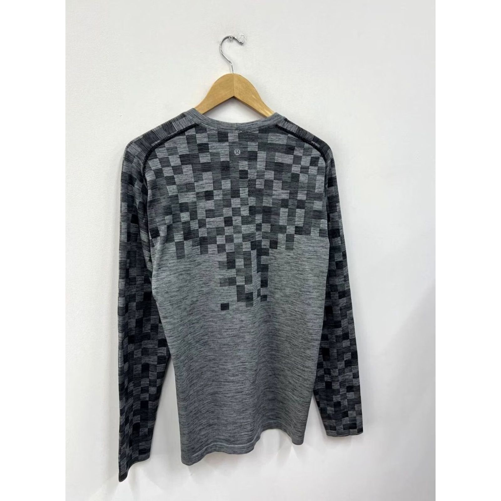 Lululemon Lululemon Stretch Your Head Pullover Shirt Long Sleeve Size L Men Gray Stretch Shirt Mens Lululemon Long Sleeve Crew Neck Activewear Size US L / EU 52-54 / 3 - 2 Thumbnail