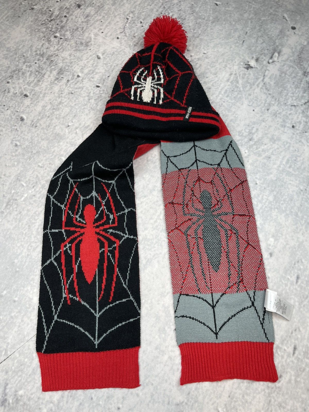 Marvel Comics 2 item HAT+SCARF Marvel Spider-man comics beanie Size ONE SIZE - 1 Thumbnail