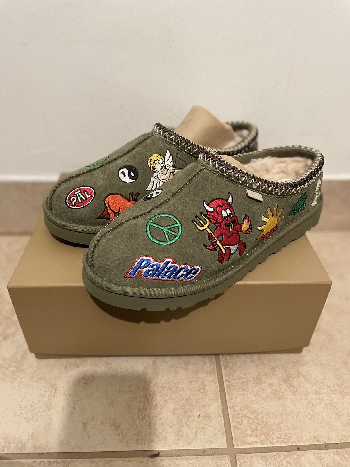 Palace × Ugg UGG Tasman Slipper Palace Size US 10 / EU 43 - 3 Thumbnail