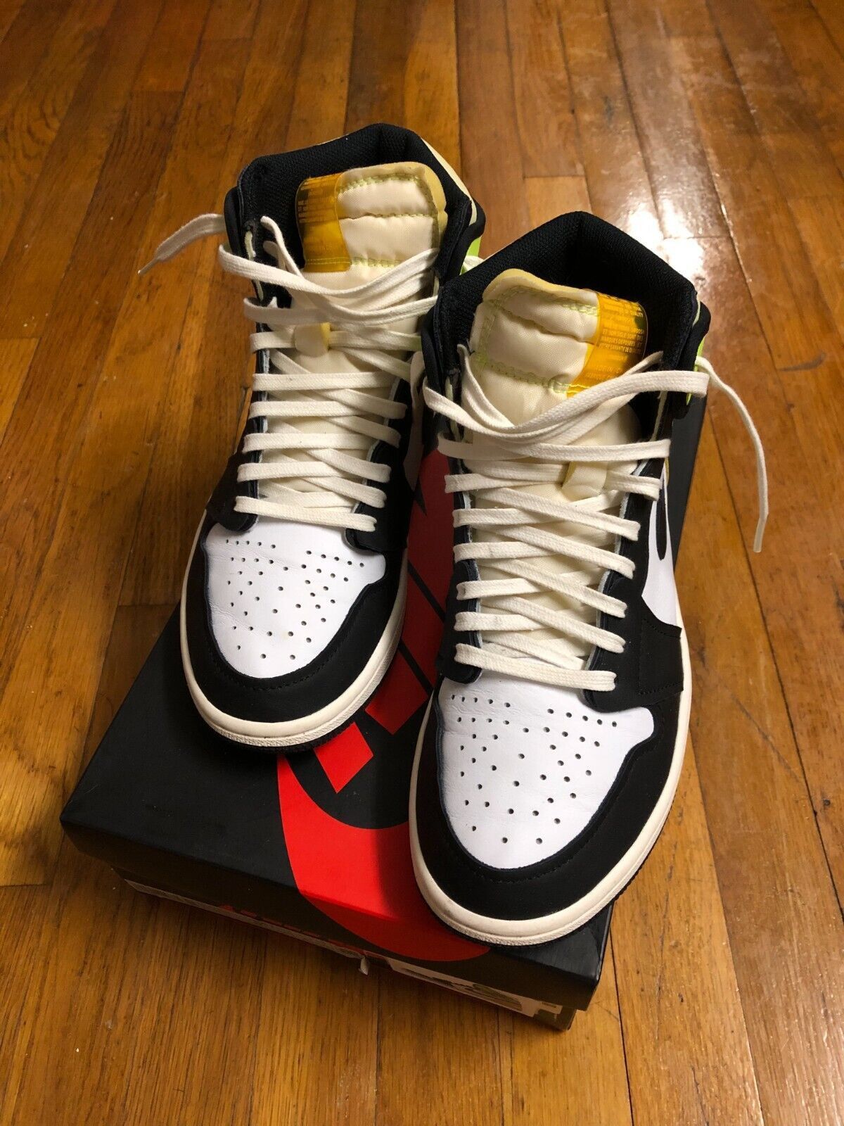 Nike *USED* Nike Air Jordan 1 Retro High OG Volt Gold size 9 Size US 9 / EU 42 - 2 Thumbnail