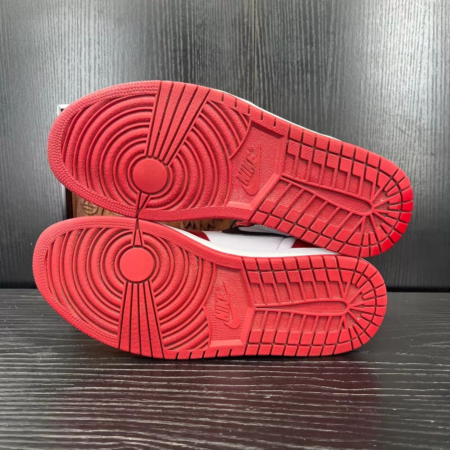Nike AJ1 Chicago 2015 Size 42.5 Like New With Box Size US 9 / EU 42 - 5 Thumbnail