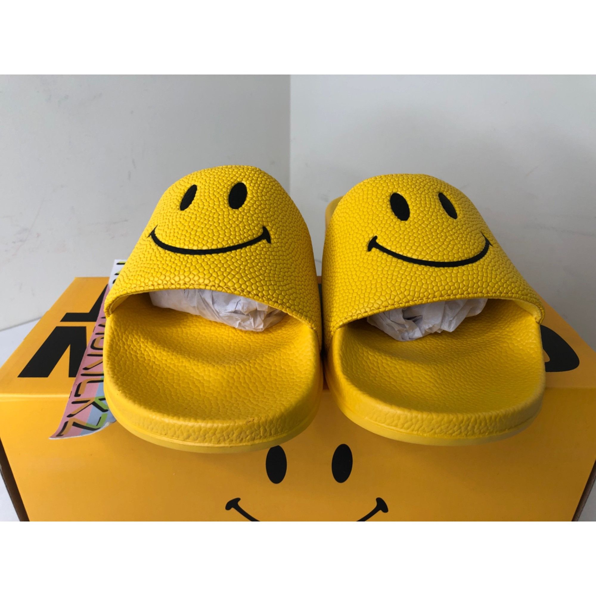 Market Chinatown Market Slides Smiley Yellow mens 14us Size US 14 / EU 47 - 2 Thumbnail