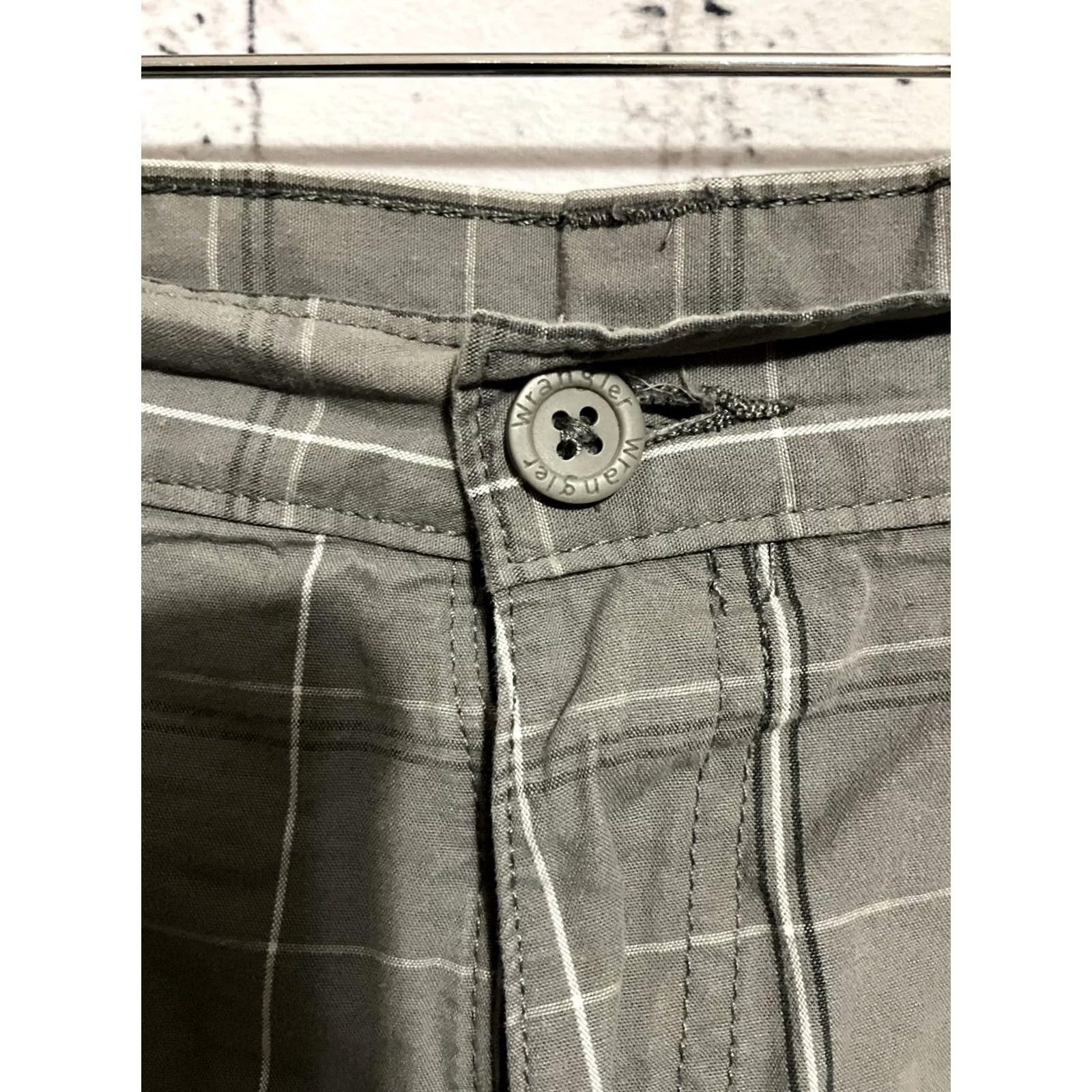 Wrangler Wrangler Men's Cargo Shorts Plaid Pattern Gray 36 Casual Button 9in Inseam Cotton Regular Mens Size US 36 / EU 52 - 4 Thumbnail