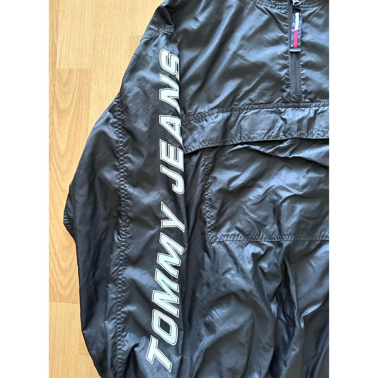 Tommy Hilfiger VINTAGE Tommy Hilfiger Tommy Jeans Windbreaker Jacket Mens Size Med Black 90s Size US 33 - 2 Thumbnail