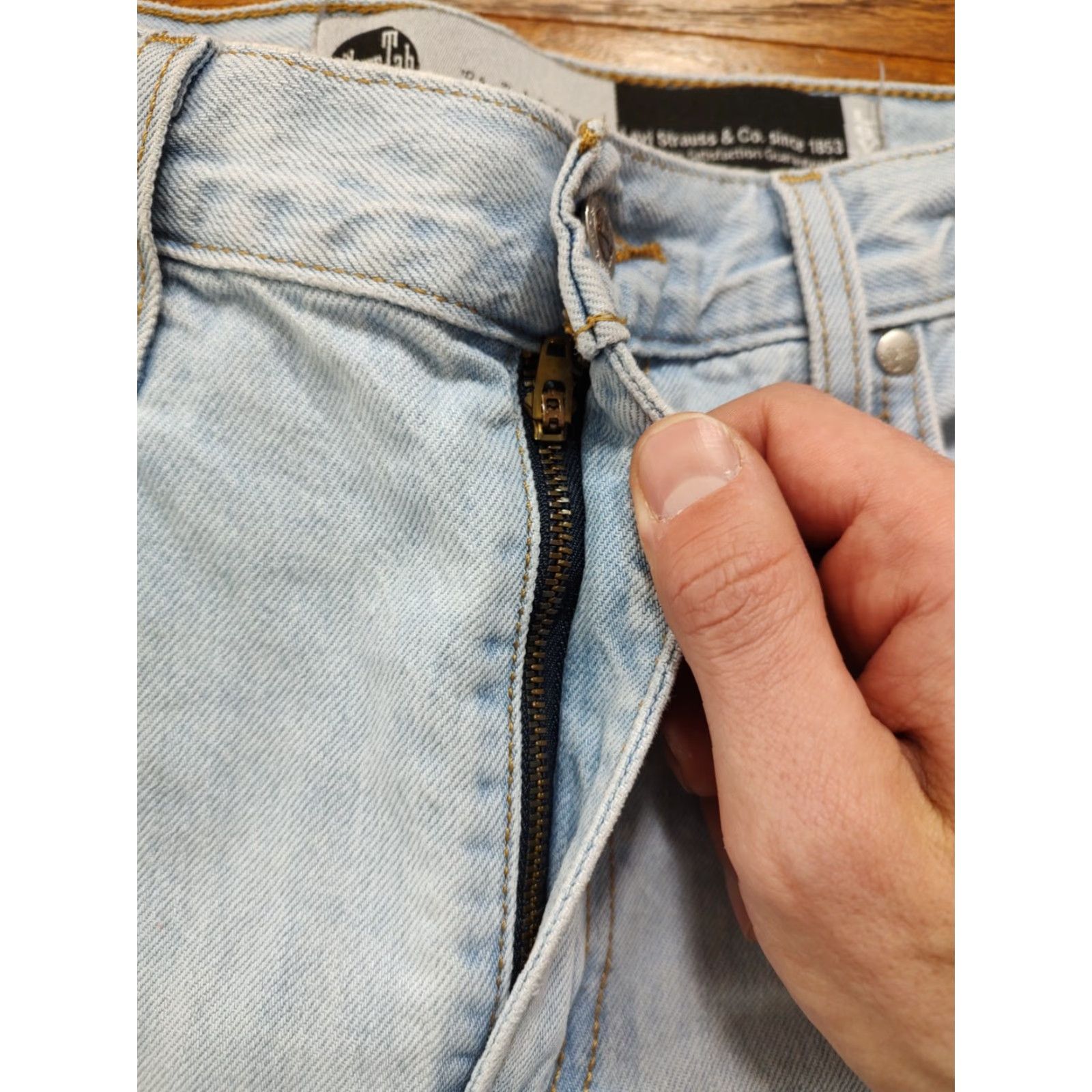 Denime Levis Jeans SilverTab 94 Baggy Blue Denim Light Distressed Womens 28 X 31 Inseam Size 28" / US 6 / IT 42 - 7 Thumbnail