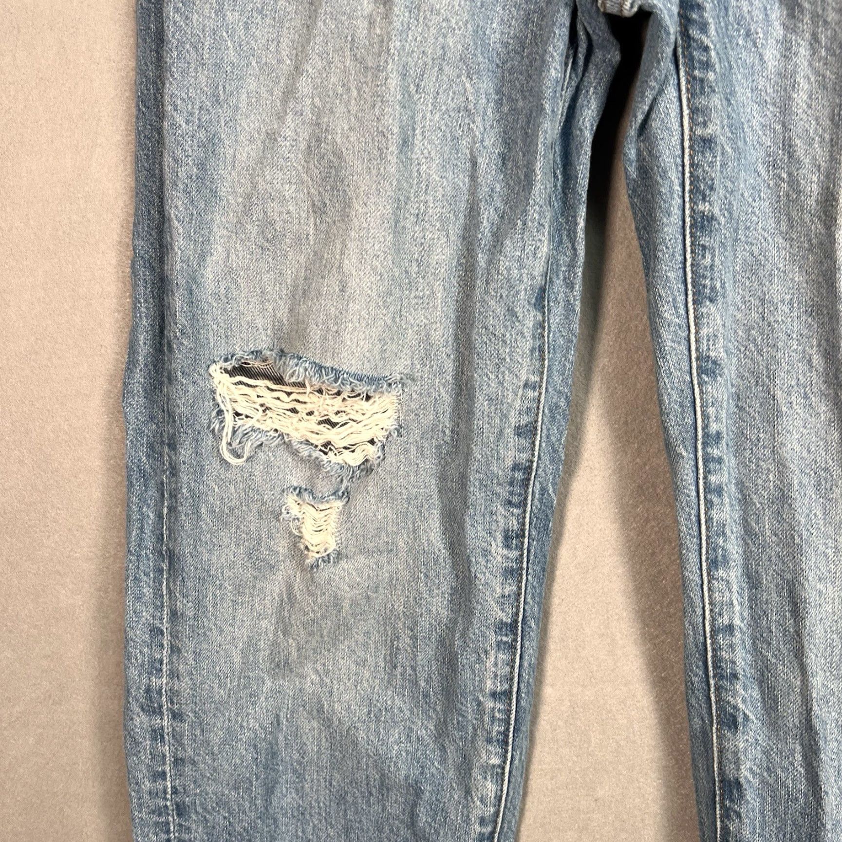 Uniqlo VINTAGE Uniqlo Slim Fit Jeans Womens 24 Light Wash Distressed 28 x 26 Denim Cotton Merchan Size 42" / US 20 - 6 Thumbnail