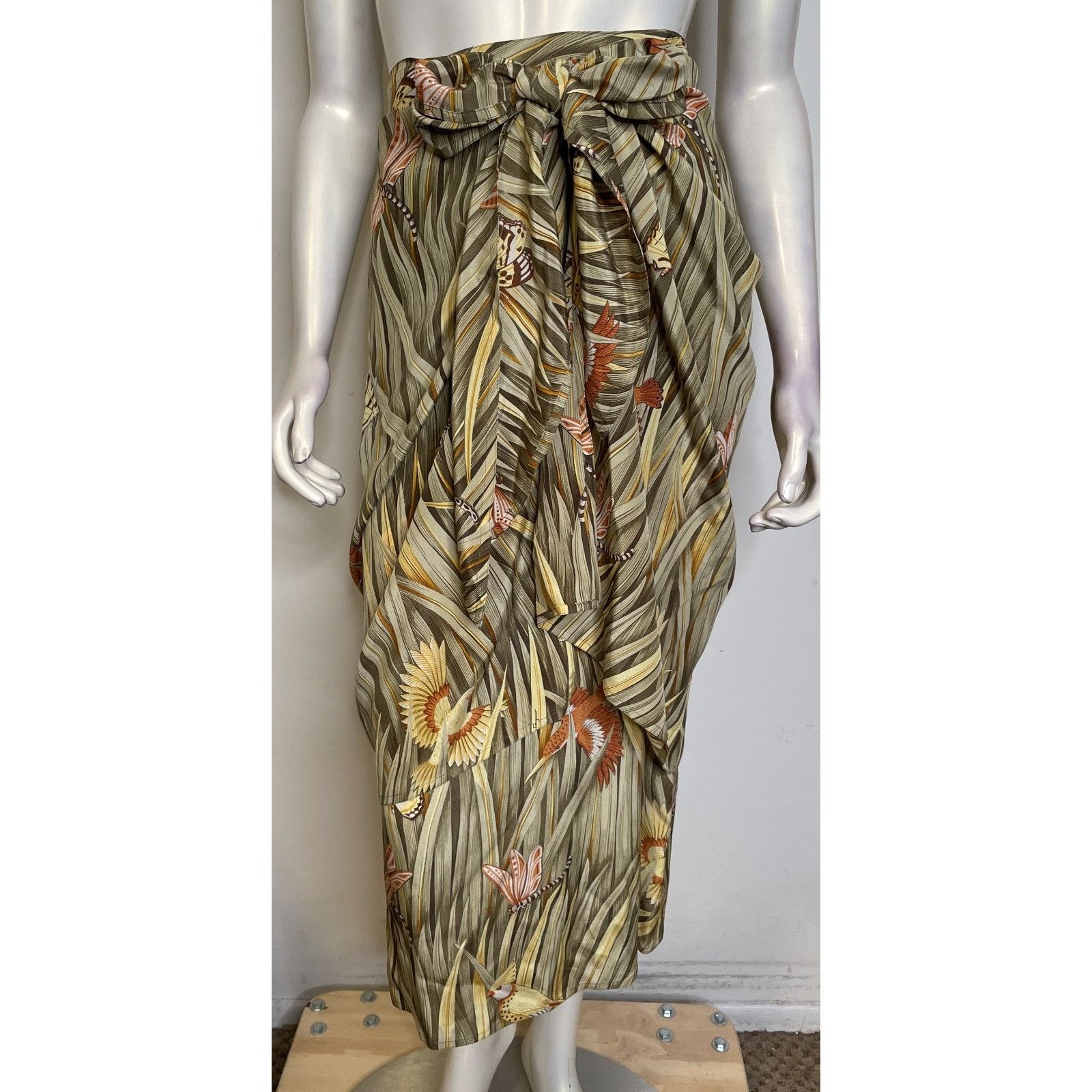 Salvatore Ferragamo Salvatore Ferragamo Wrap Skirt Womens L 10 12 44 Silk Birds Size 34" / US 12 / IT 48 - 1 Thumbnail