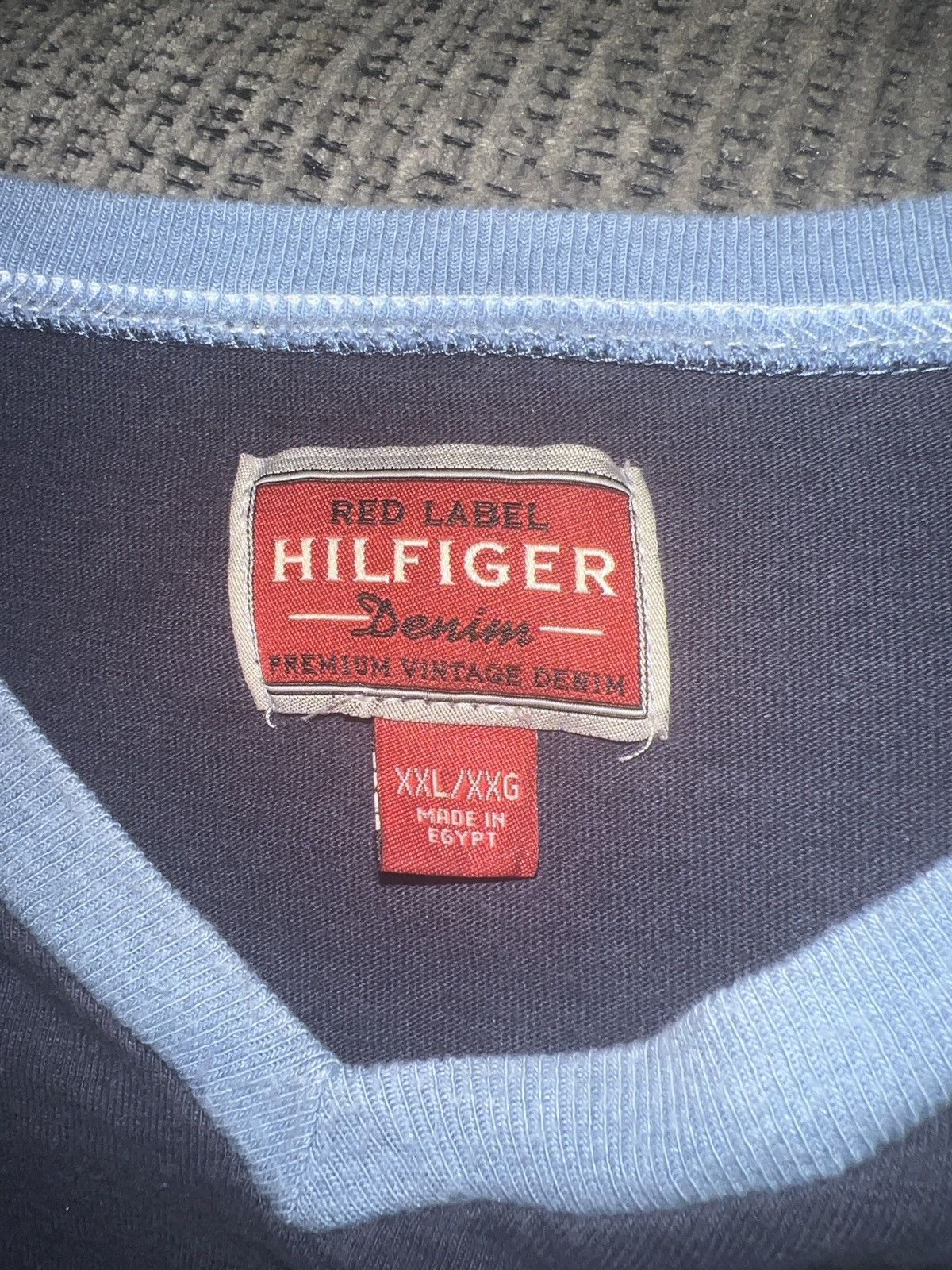 Tommy Hilfiger Hilfiger Denim Red Label Logo V-Neck Tee Size US XXL / EU 58 / 5 - 6 Thumbnail