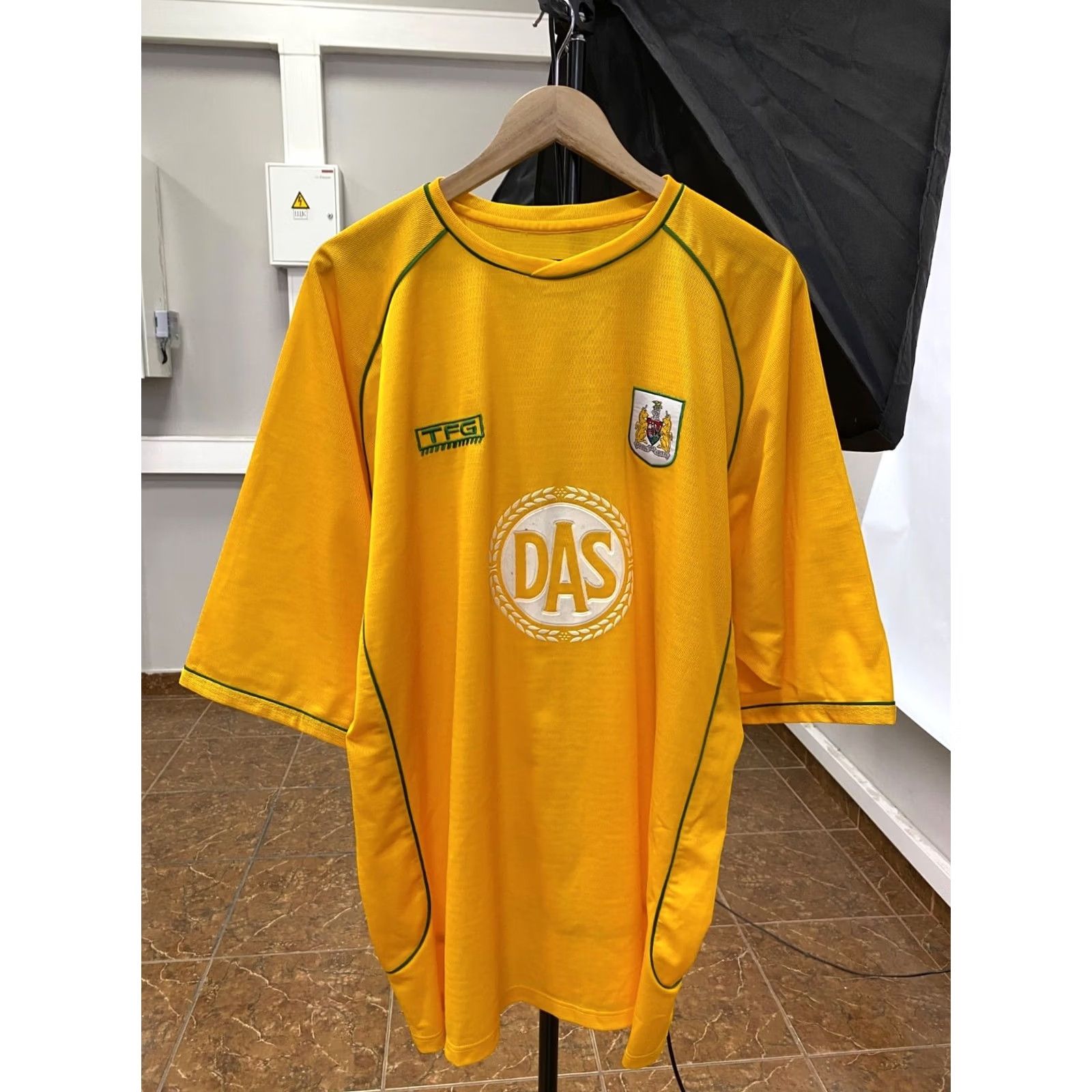 Etro VINTAGE Bristol City Soccer Jersey TFG Yellow 90s XXL Mens Short Sleeve Shirt Retro 2XL/3XL Size US XXL / EU 58 / 5 - 2 Thumbnail