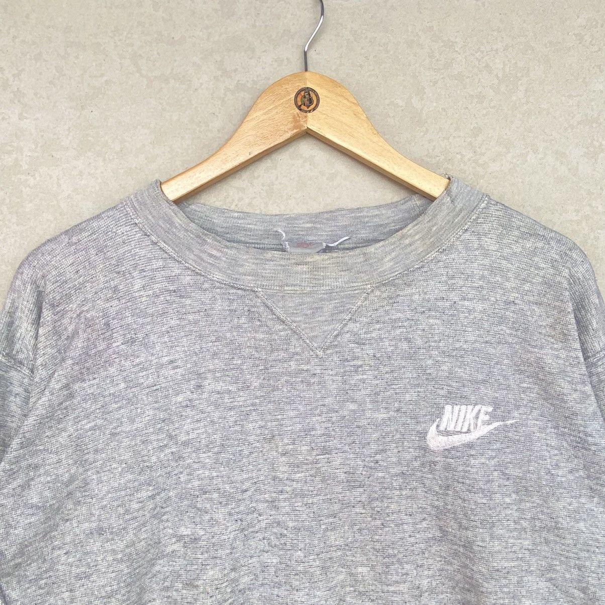 Other Vintage Nike Small Embroidered Crewneck Sweatshirt Gray Colo Size US M / EU 48-50 / 2 - 4 Thumbnail