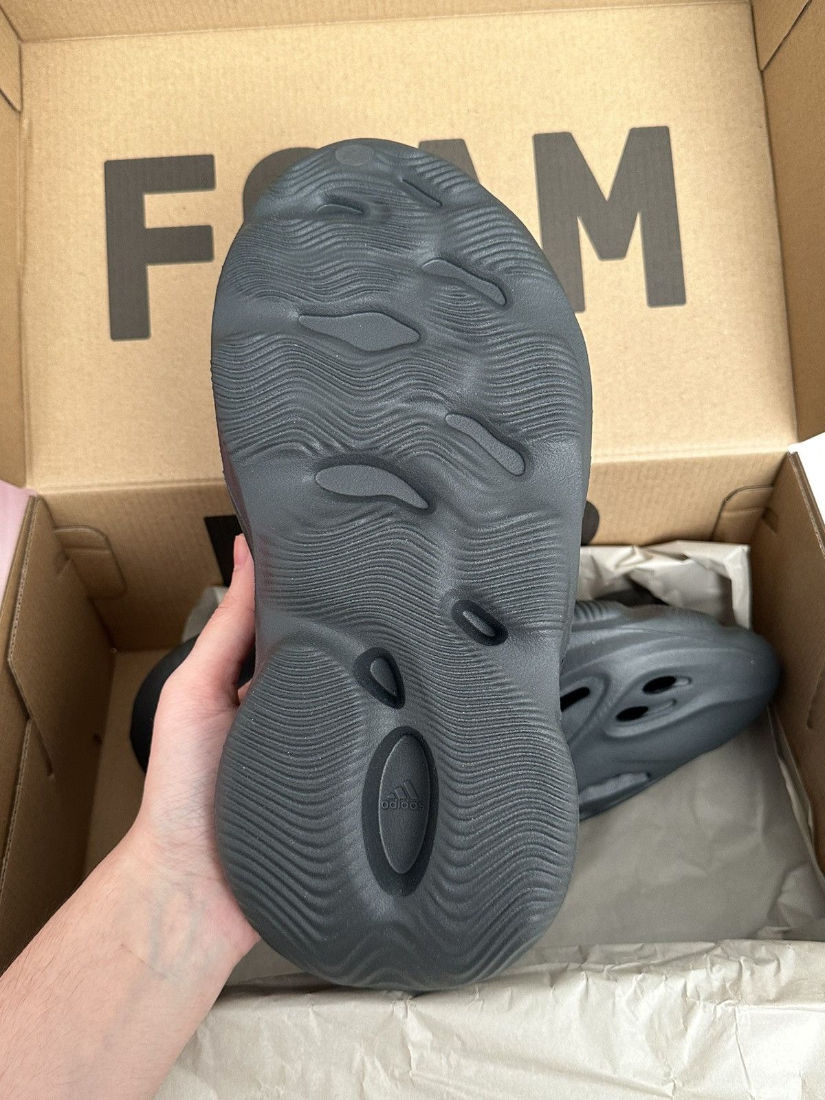 Adidas × Kanye West Yeezy Foam Runner Carbon Size US 7 / IT 37 - 5 Thumbnail