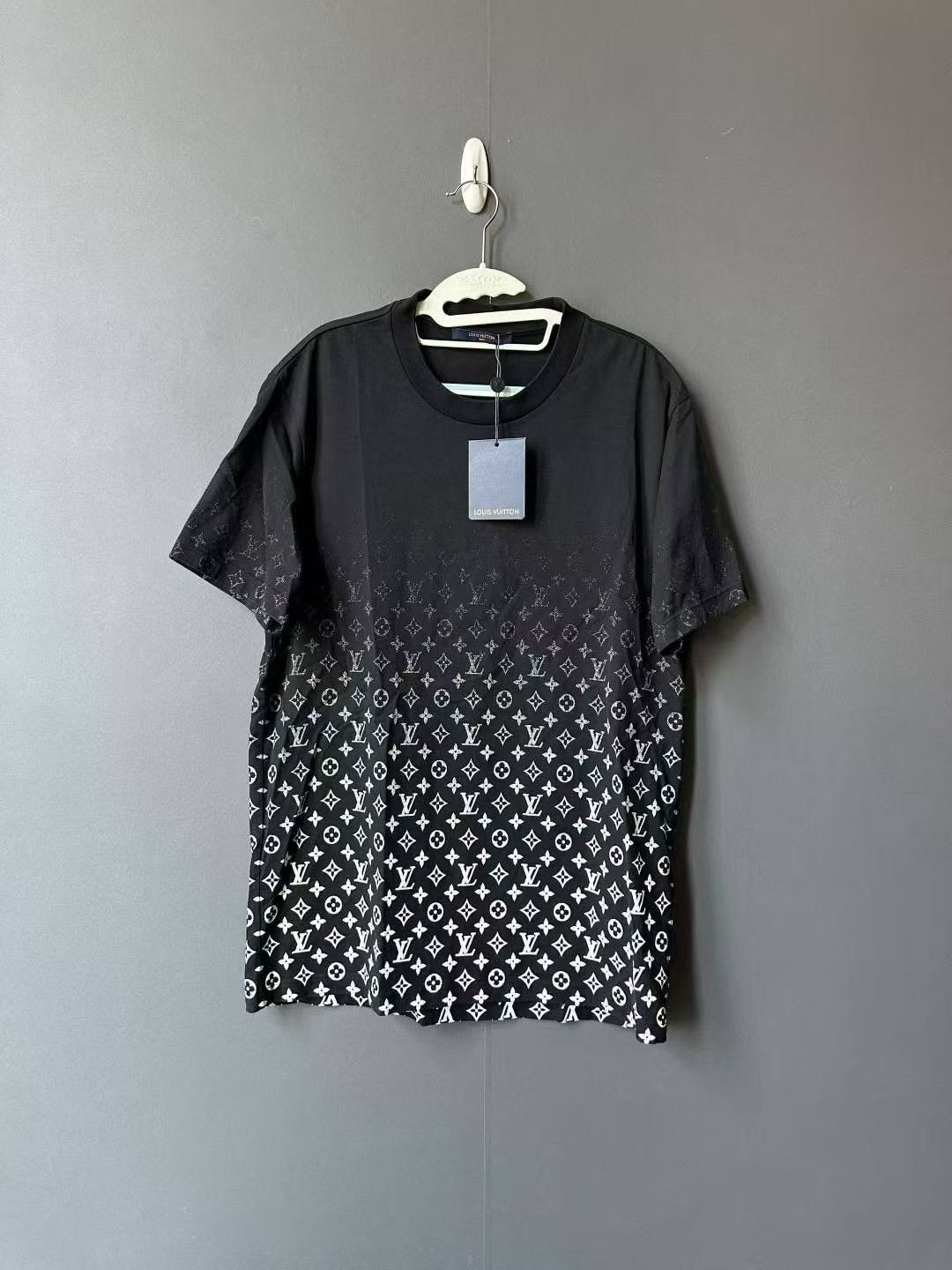 Louis Vuitton Louis Vuitton LV Black Gradient Print Tee Size US XXL / EU 58 / 5 - 1 Thumbnail