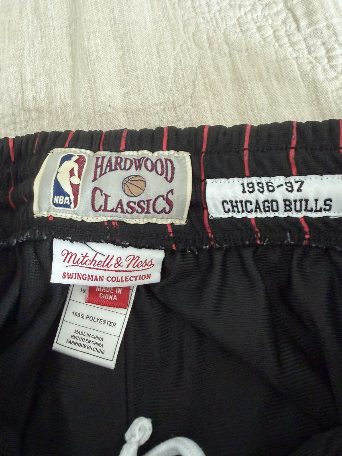 Mitchell & Ness 1996-1997 Chicago Bulls Shorts Size US 34 / EU 50 - 2 Thumbnail