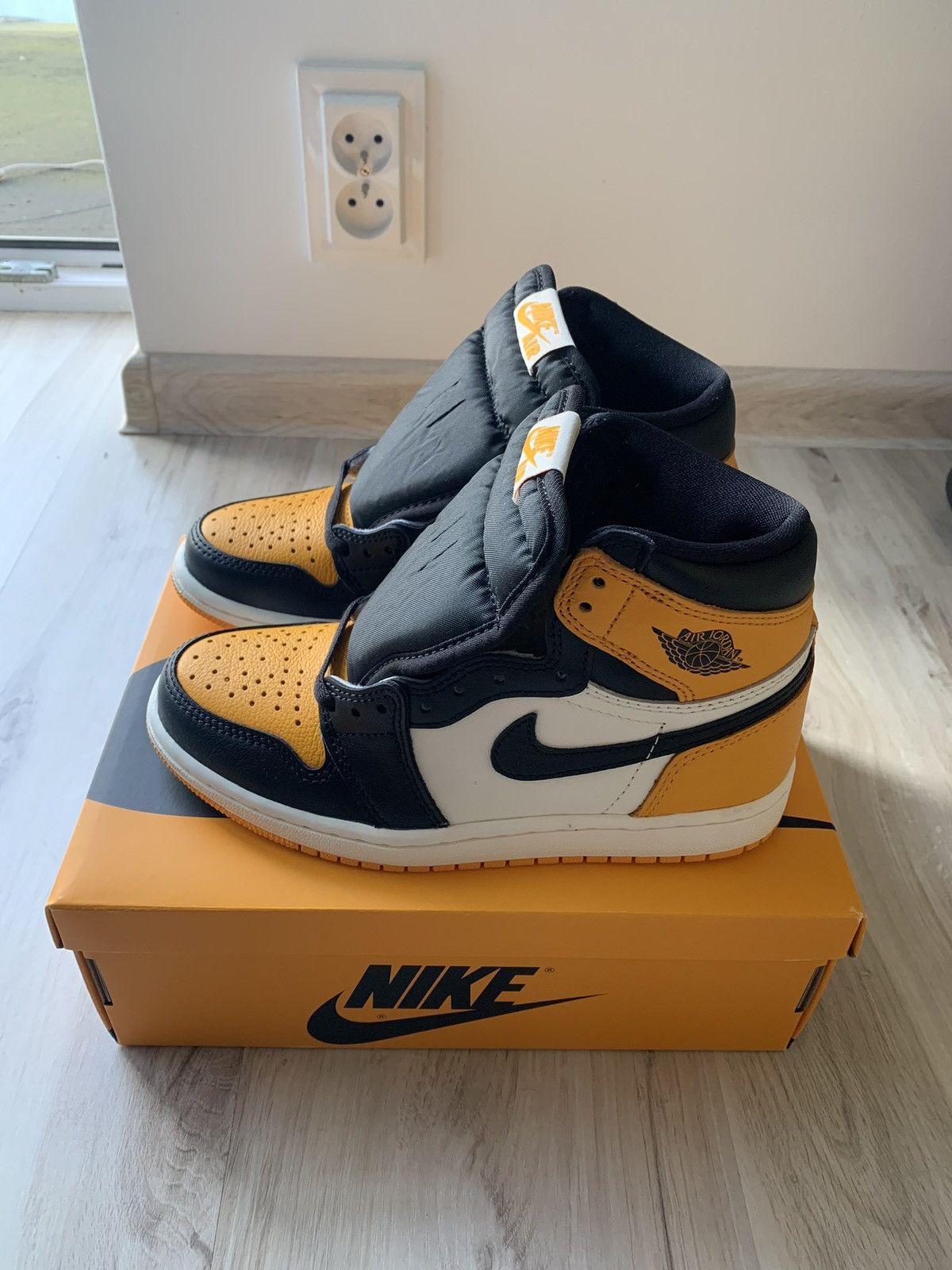 Nike Air Jordan 1 Retro High TAXI Yellow Toe Size US 5.5 / IT 35.5 - 1 Thumbnail