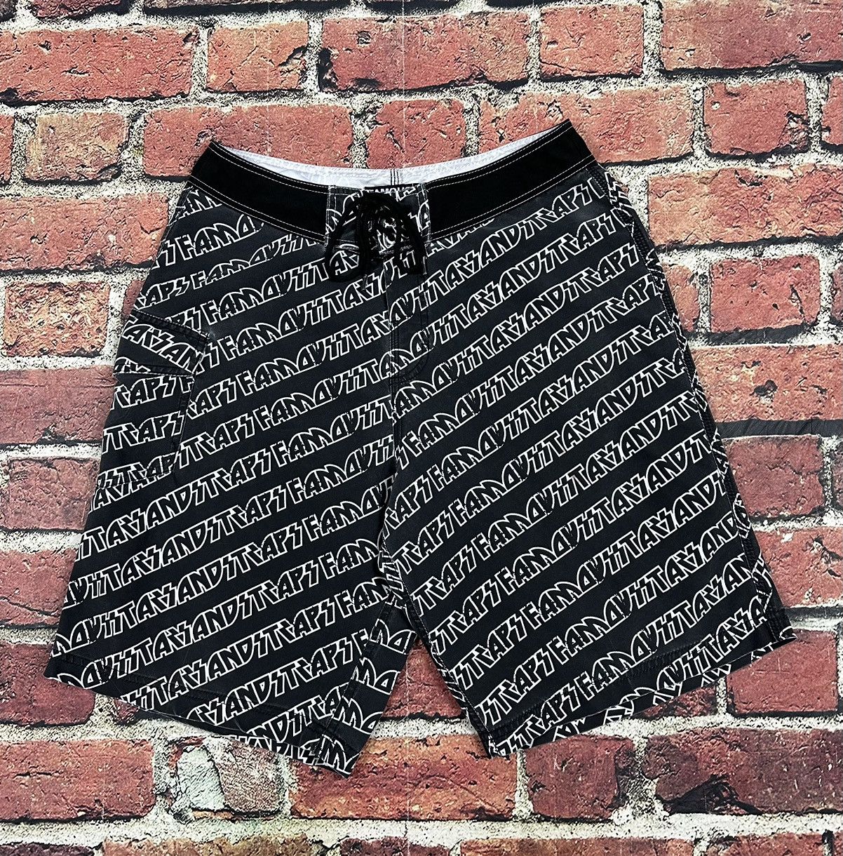 Vintage Vintage Famous Stars and Straps All Over Print Board Shorts Size US 32 / EU 48 - 1 Thumbnail