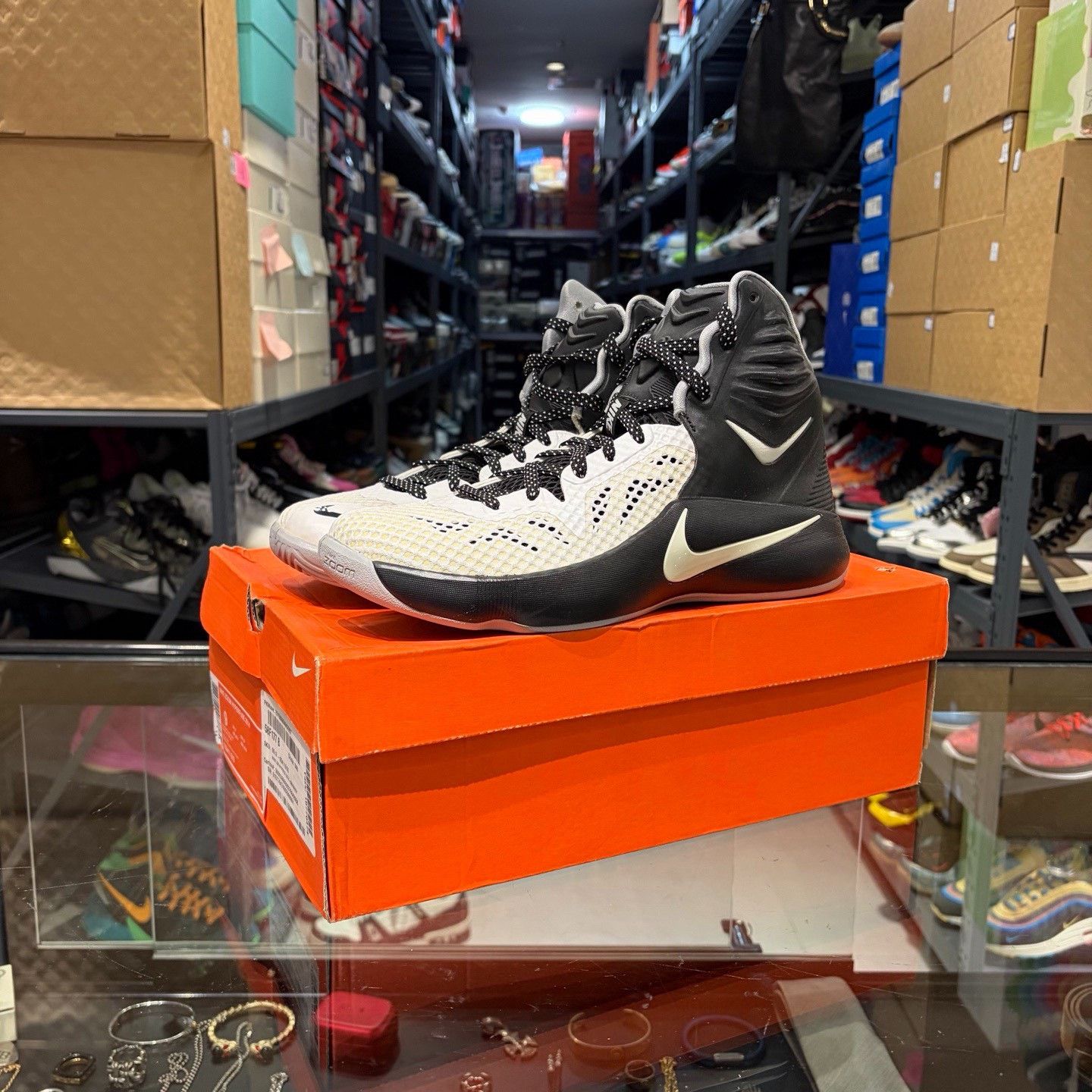 Nike Nike Black Lowtop Sneakers 9.5 Men Size US 9.5 / EU 42-43 - 1 Thumbnail