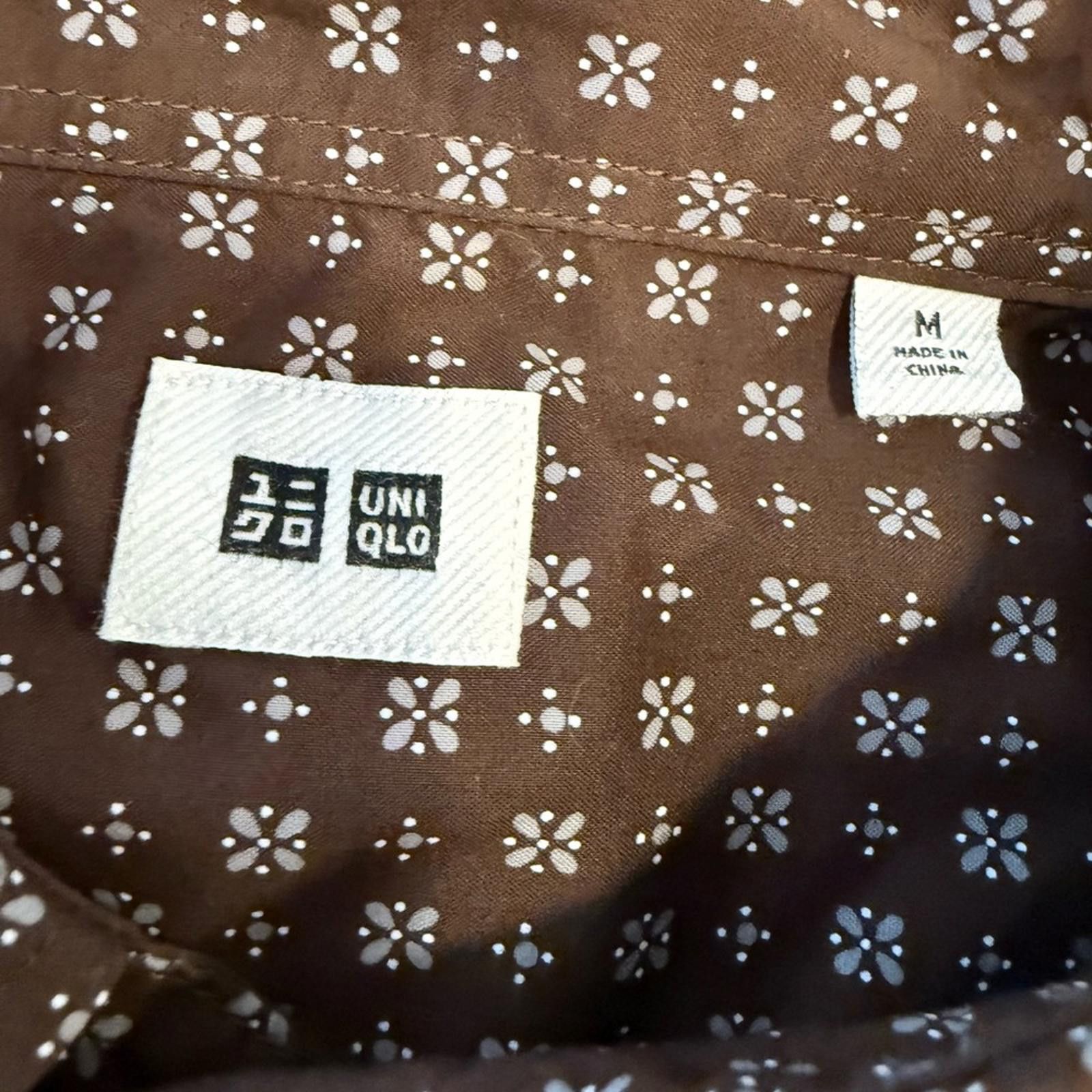 Uniqlo Uniqlo brown button up shirt blue white floral pattern SZ M Size US M / EU 48-50 / 2 - 4 Thumbnail