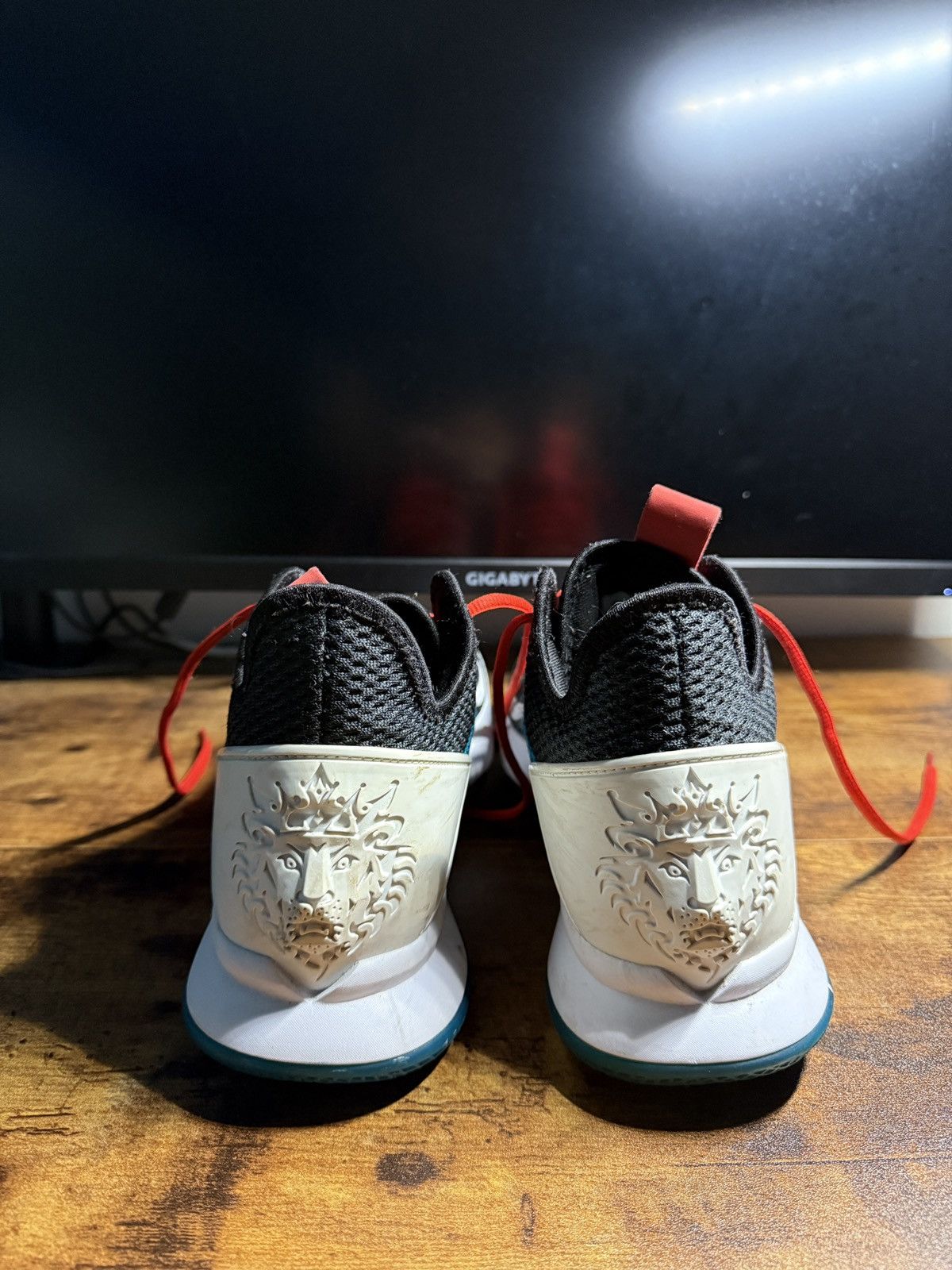 Nike Lebron Witness 4 Red Carpet Size US 9 / EU 42 - 2 Thumbnail