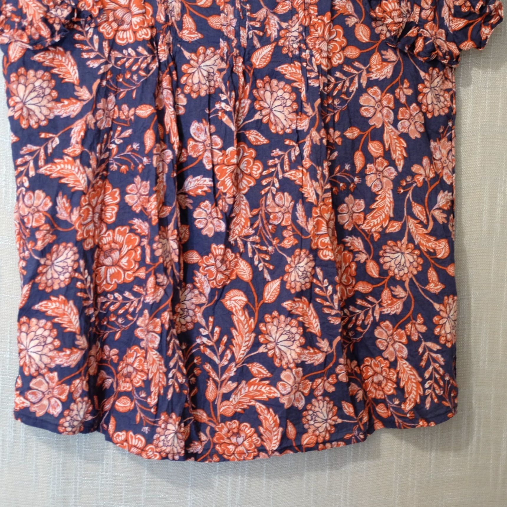 Old Navy EUC Old Navy Top Floral Pleated Ruffle Lightweight Black/Red Womens S #A1-127 Size S / US 4 / IT 40 - 4 Thumbnail