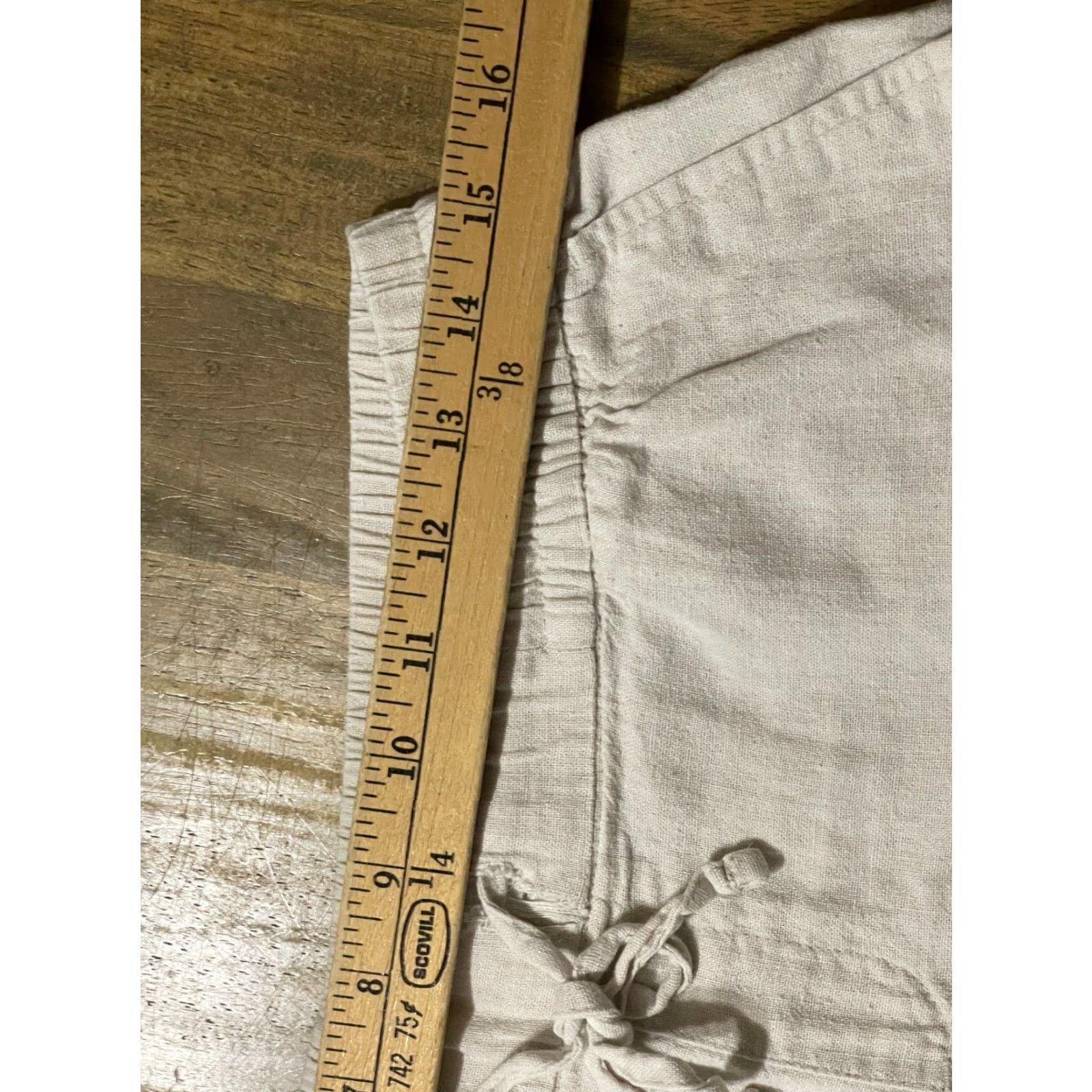 Old Navy Old Navy Shorts Women’s Size Medium White, Tie Waist, Pockets Size 30" / US 8 / IT 44 - 6 Thumbnail