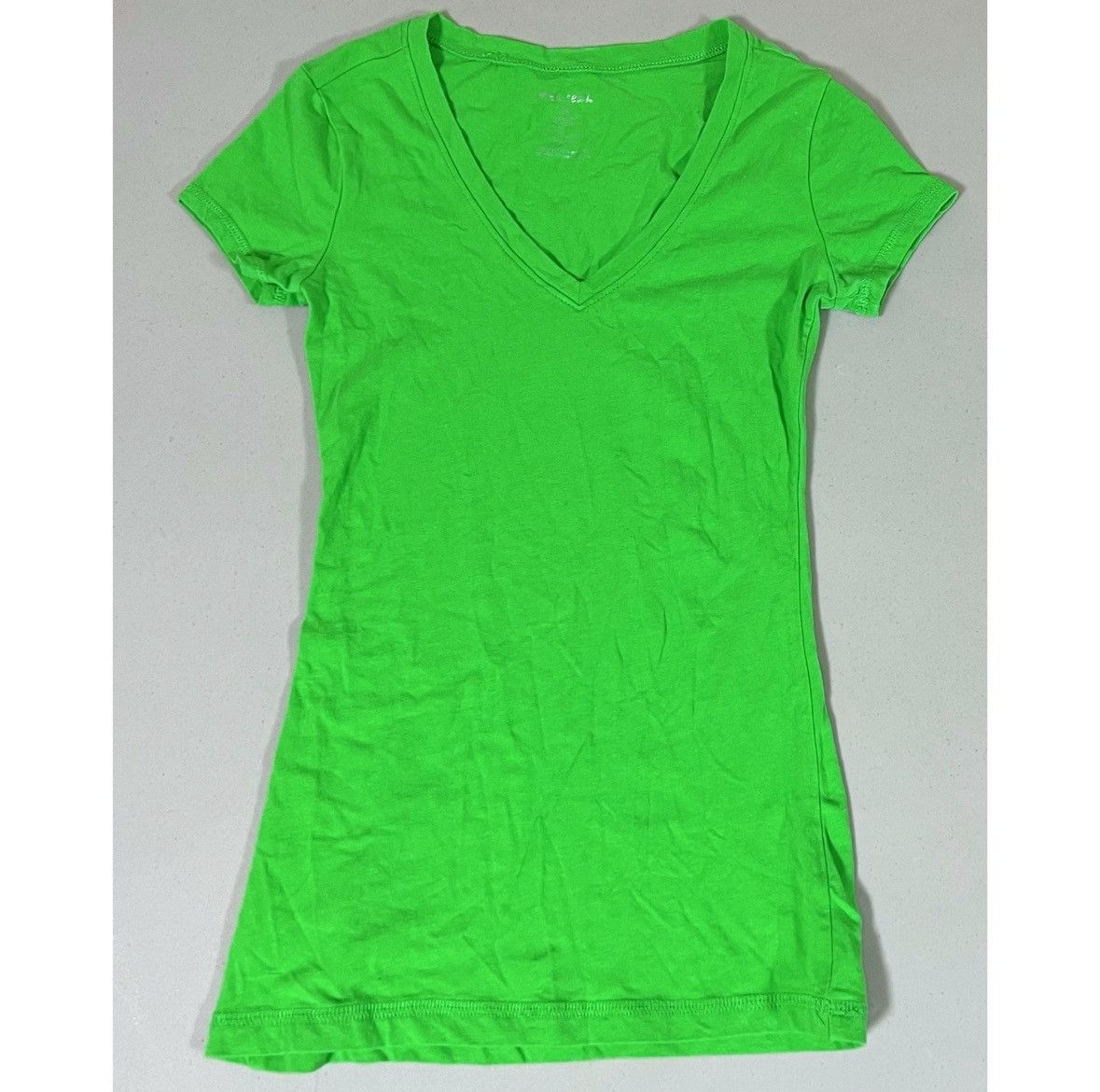 Japanese Brand Wet Seal Green Solid V-Neck Short Sleeve Tee T-Shirt Top XS💚 Size XS / US 0-2 / IT 36-38 - 1 Thumbnail