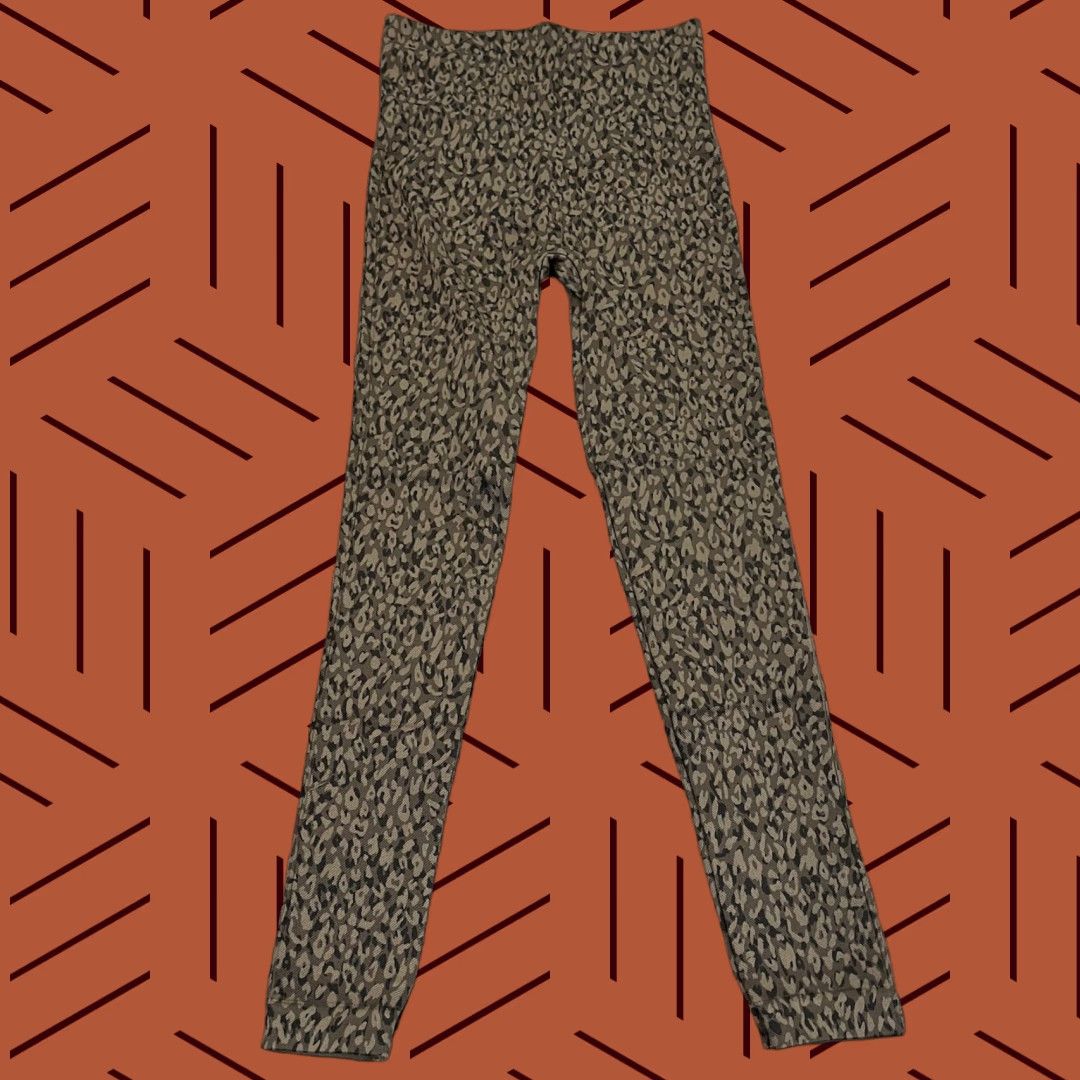 Spanx SPANX Leggings Women Small Look at Me Now Capris Leopard Print Yoga Gym Capris Size 40" / US 18 - 1 Thumbnail