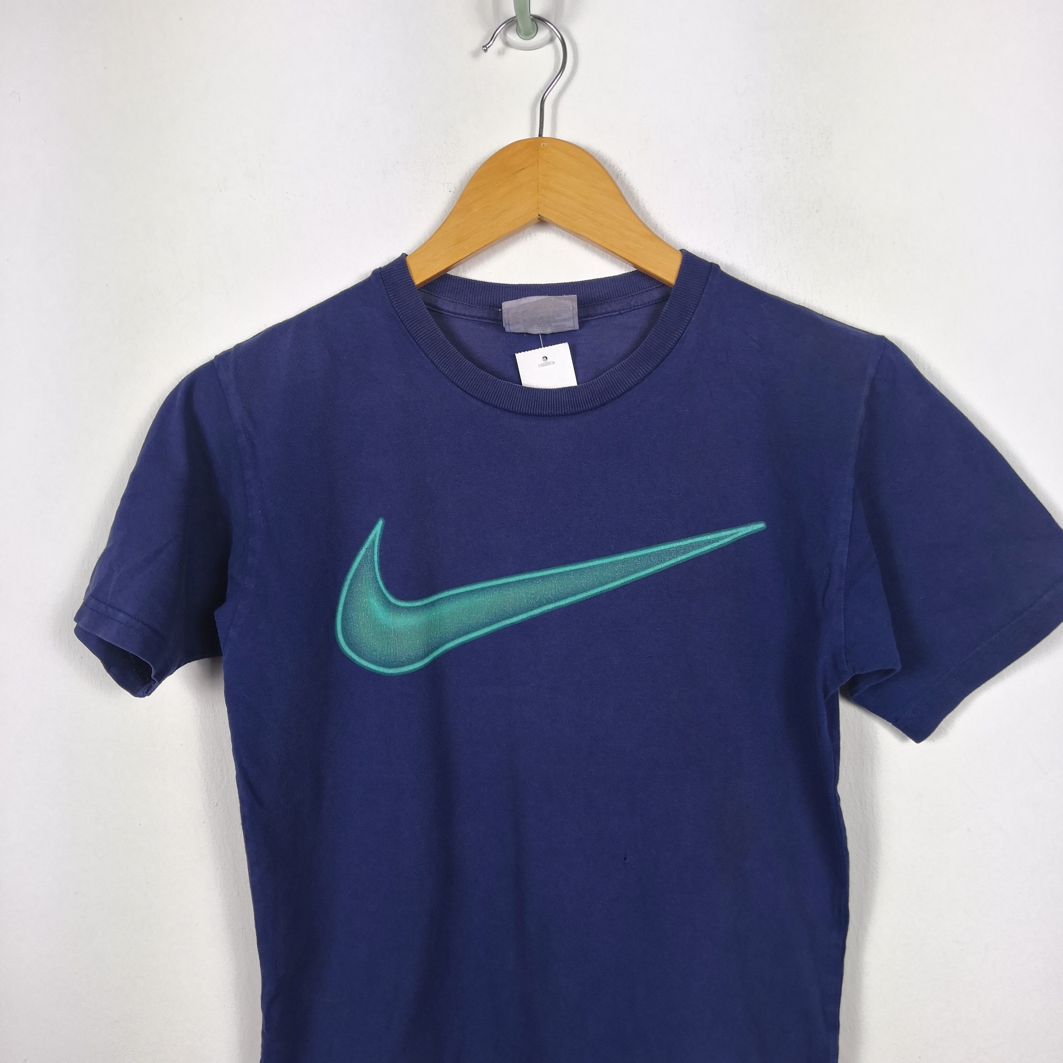 Nike Vintage NIKE Swoosh Tshirt Nike Swoosh Centre Crewneck Tees Size XS / US 0-2 / IT 36-38 - 2 Thumbnail