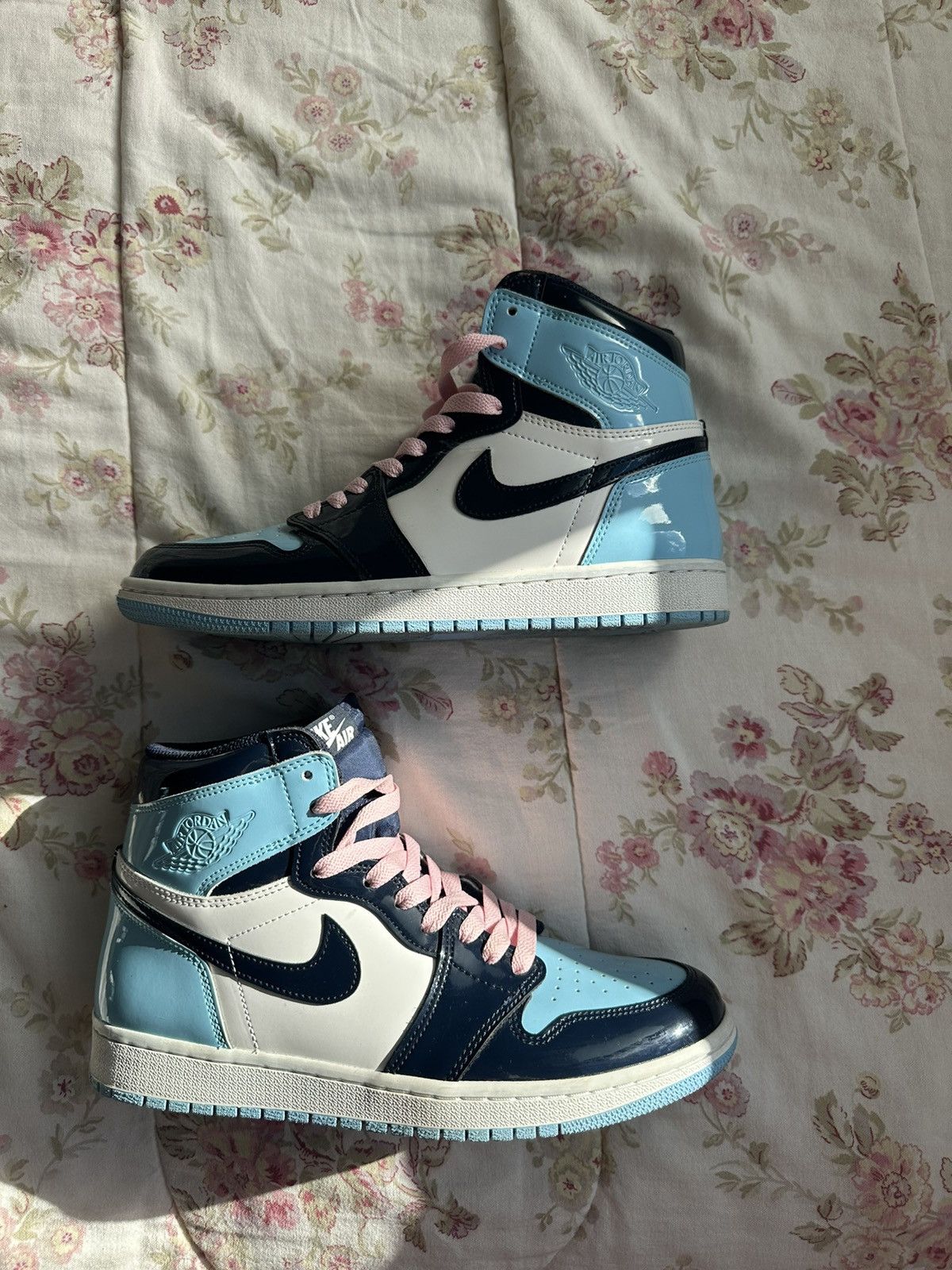 Jordan Brand × Nike Jordan 1 Retro High: UNC Patent Size US 9 / IT 39 - 1 Thumbnail