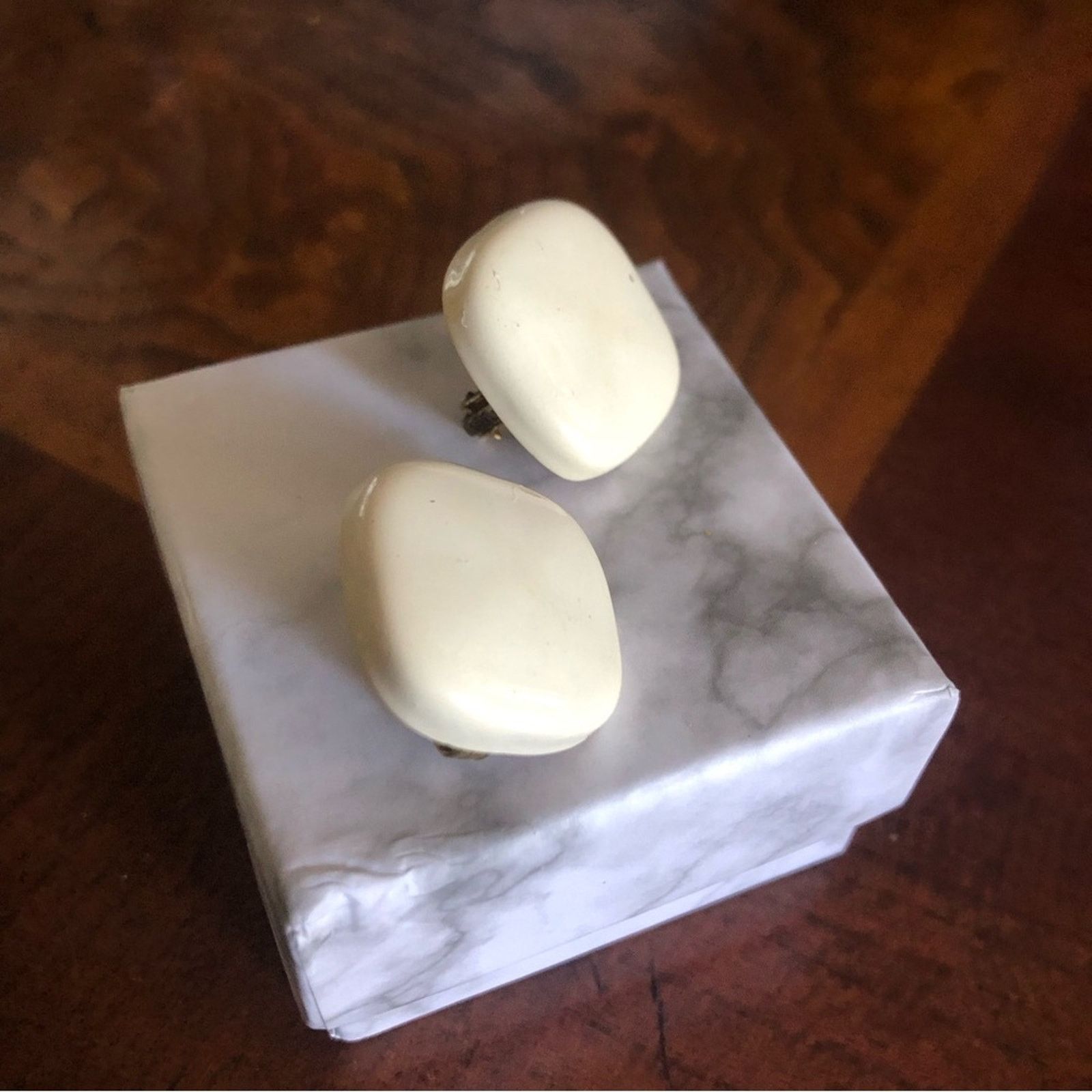 Vintage Vintage 80s cream tone resin clip on earrings Size ONE SIZE - 2 Thumbnail