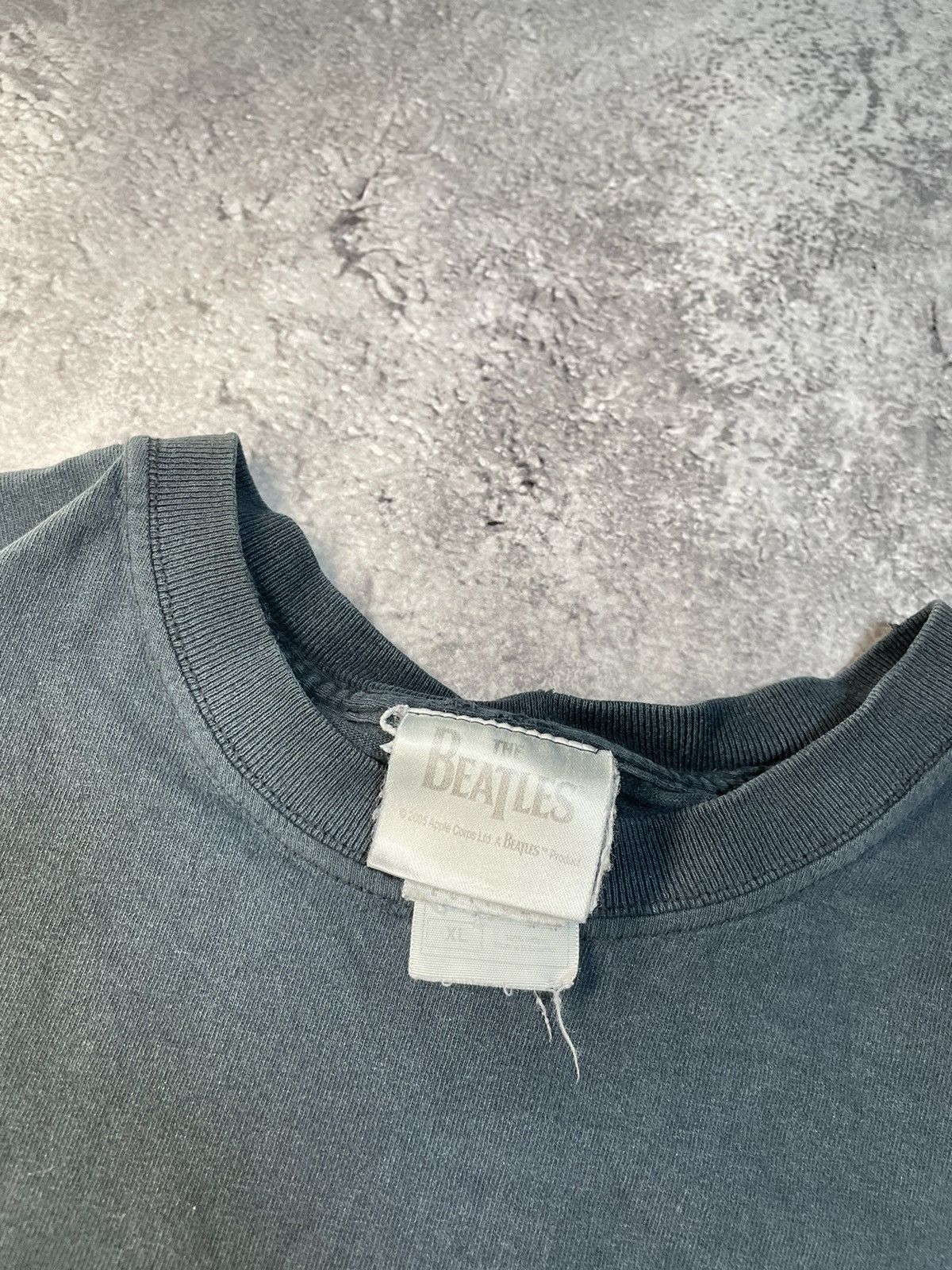 Band Tees Vintage 2005 The Beatles tee sun faded big logo size XL Size US XL / EU 56 / 4 - 7 Thumbnail