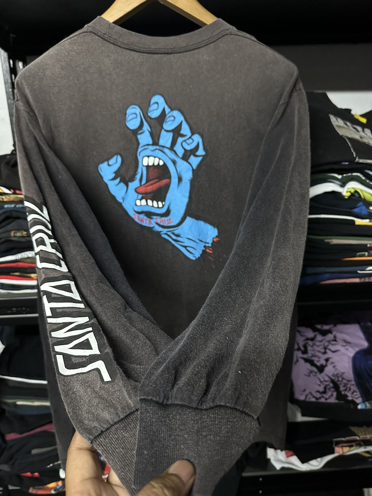Santa Cruz Skateboards × Vintage Thrashed Vintage Santa Cruz Screaming Hand Sun Faded Tee Size US L / EU 52-54 / 3 - 7 Thumbnail