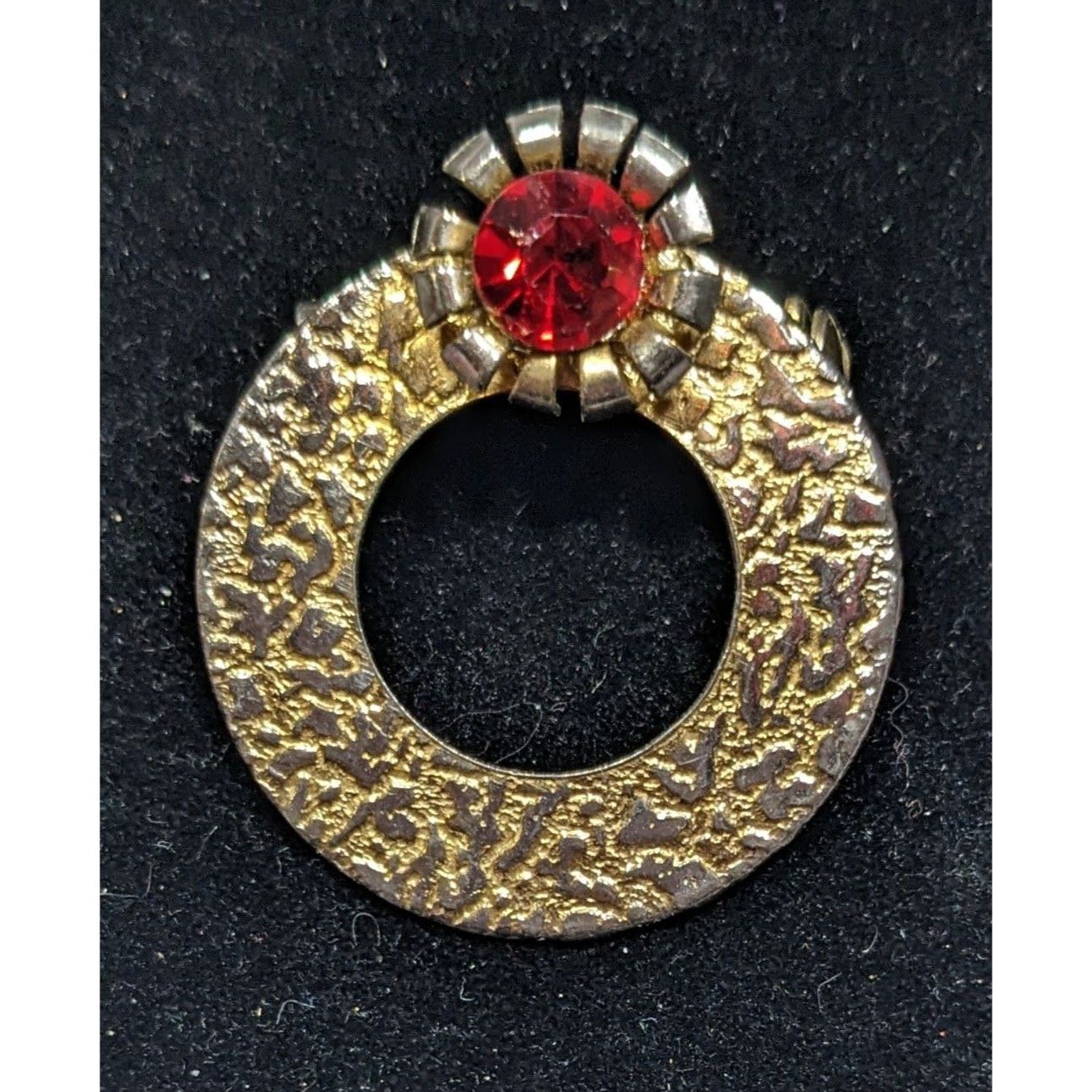 Other Vintage Elegant Textured Gold Tone Open Circle Brooch With R Size ONE SIZE - 4 Thumbnail