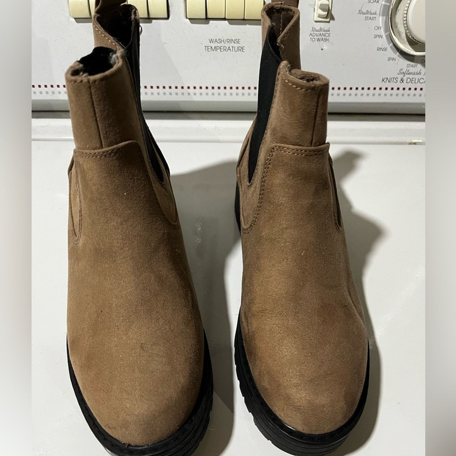 Old Navy Old Navy size 6 Chelsea lug boot in taupe Size US 6 / IT 36 - 2 Thumbnail