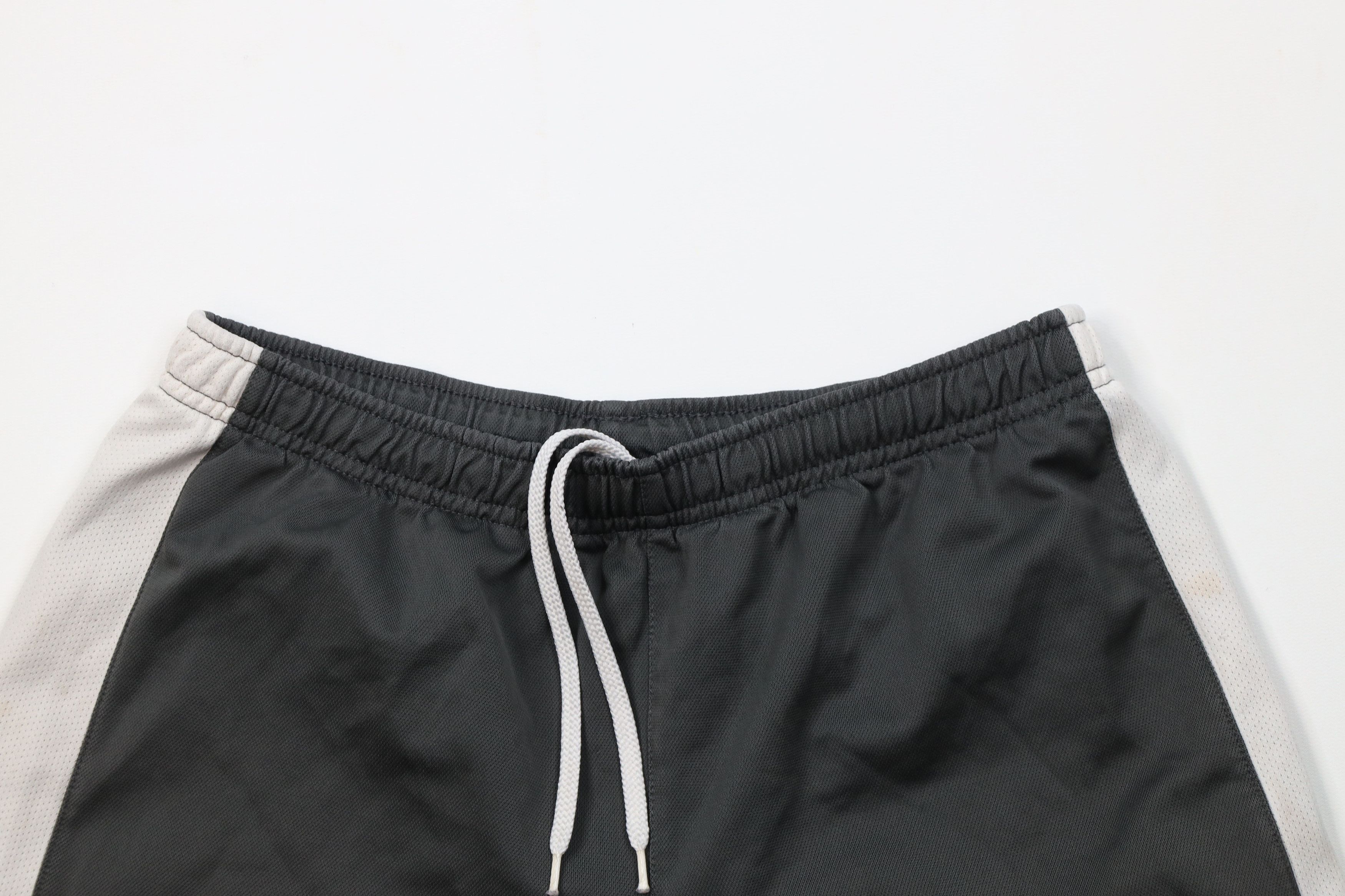 Nike Vintage Nike Baseball Travis Scott Mini Swoosh Shorts Gray Size US 30 / EU 46 - 2 Thumbnail