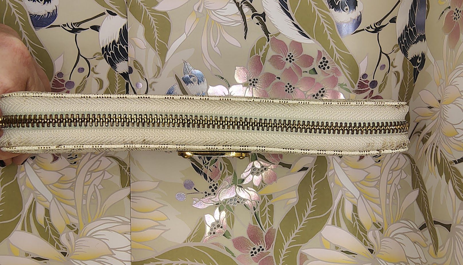 Michael Kors Michael Kors Wallet in the vanilla signature-print canvas. Size ONE SIZE - 3 Thumbnail