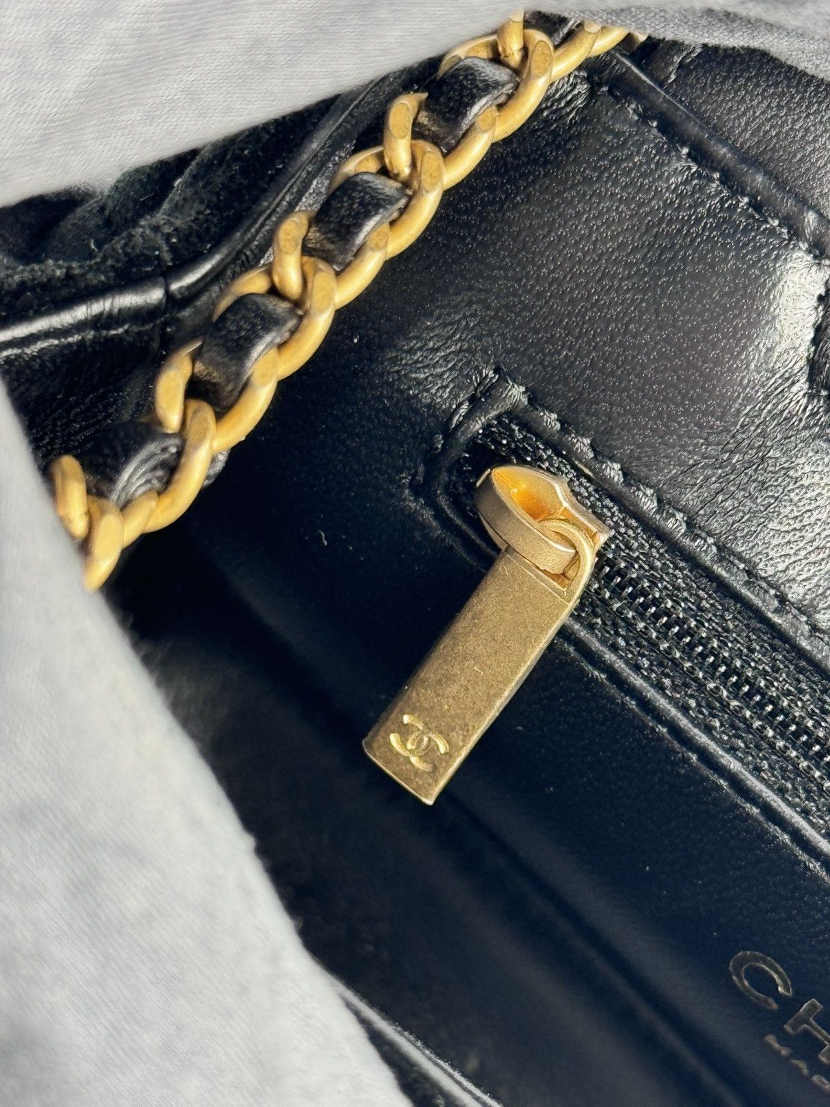 Chanel SMALL CHANEL VELVET SHOPPER TOP HANDLE BAG Size ONE SIZE - 9 Thumbnail