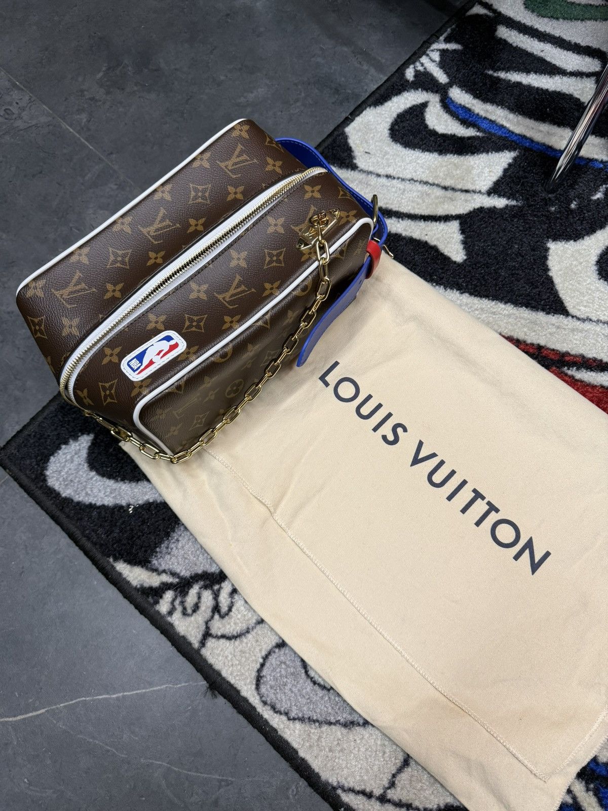 Louis Vuitton × NBA Louis Vuitton x NBA Cloakroom Dopp Kit Monogram Size ONE SIZE - 10 Thumbnail