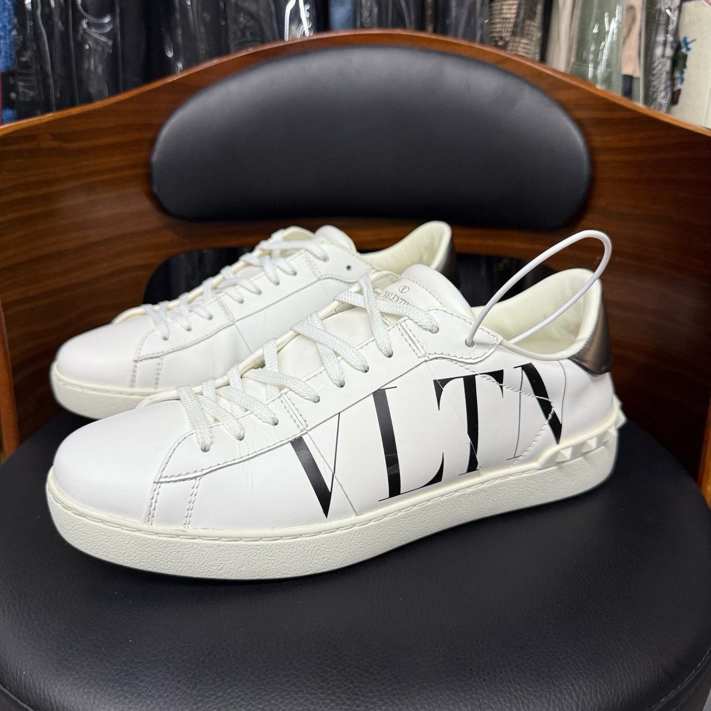 Valentino Valentino White Lowtop Sneakers 41 Men Size US 8.5 / EU 41-42 - 1 Thumbnail