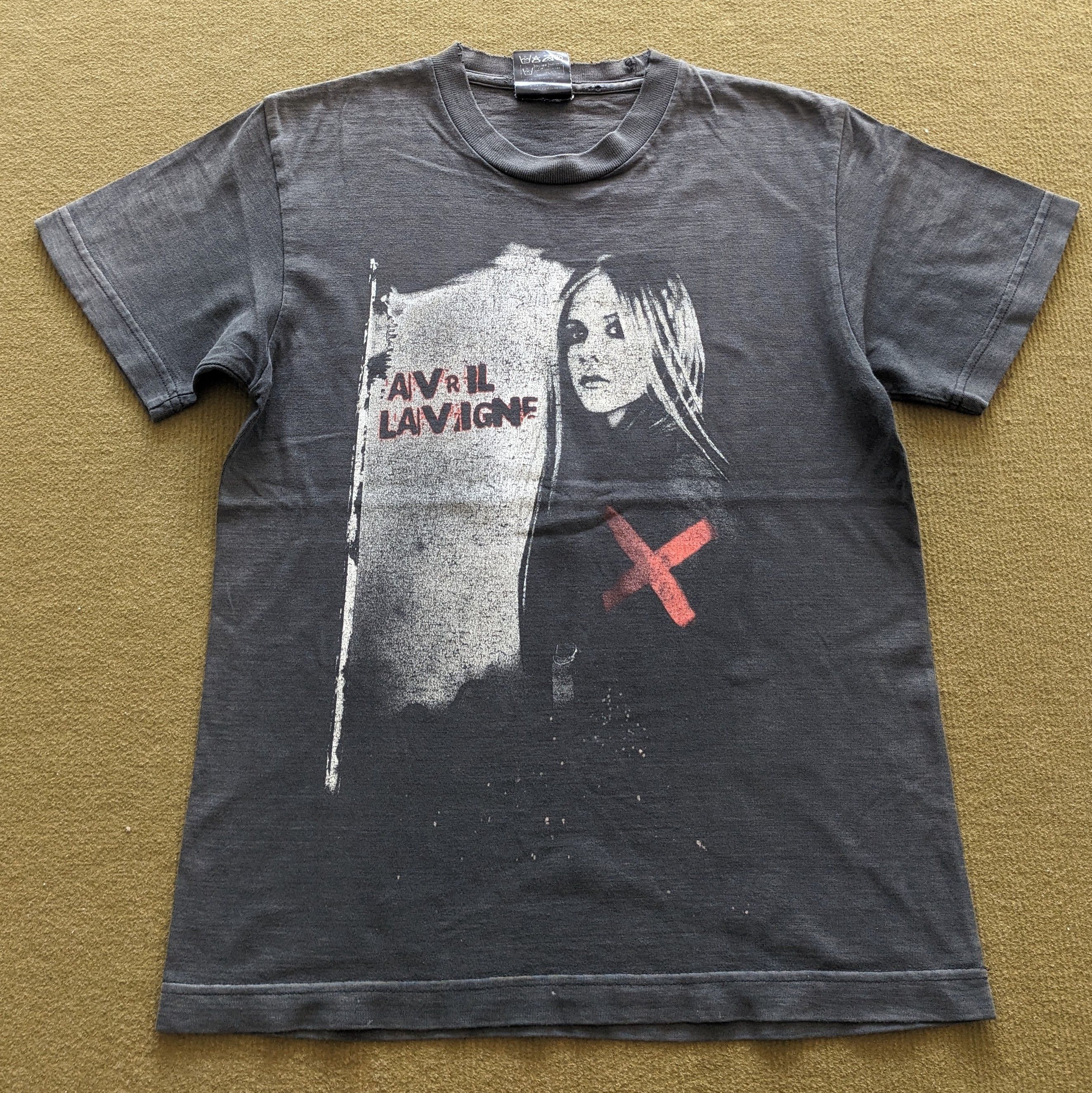 Band Tees Vintage Avril Lavigne Japan 2005 Tour T-shirt Size US S / EU 44-46 / 1 - 1 Thumbnail