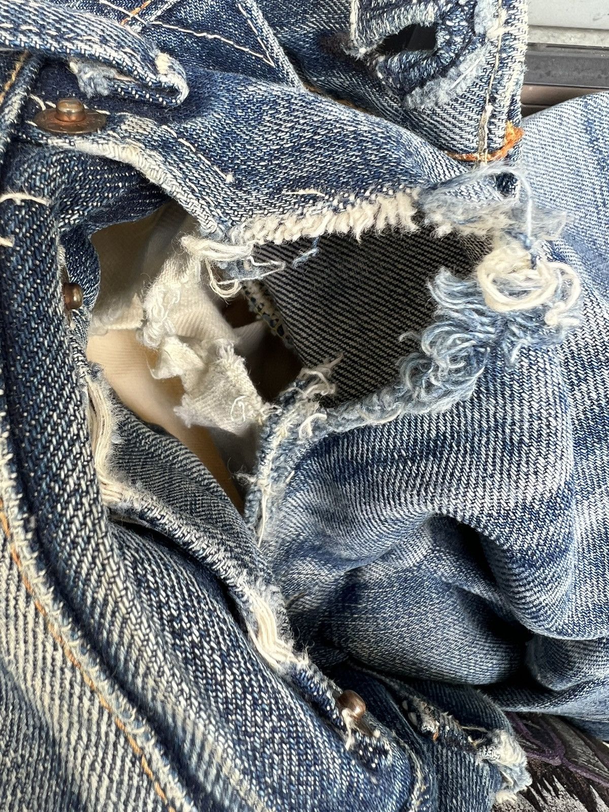 Levi's Vintage Clothing × Vintage Vintage 2005 LVC Levi’s 501 E Trashed Denim Selvedge Jeans Size US 32 / EU 48 - 22 Thumbnail