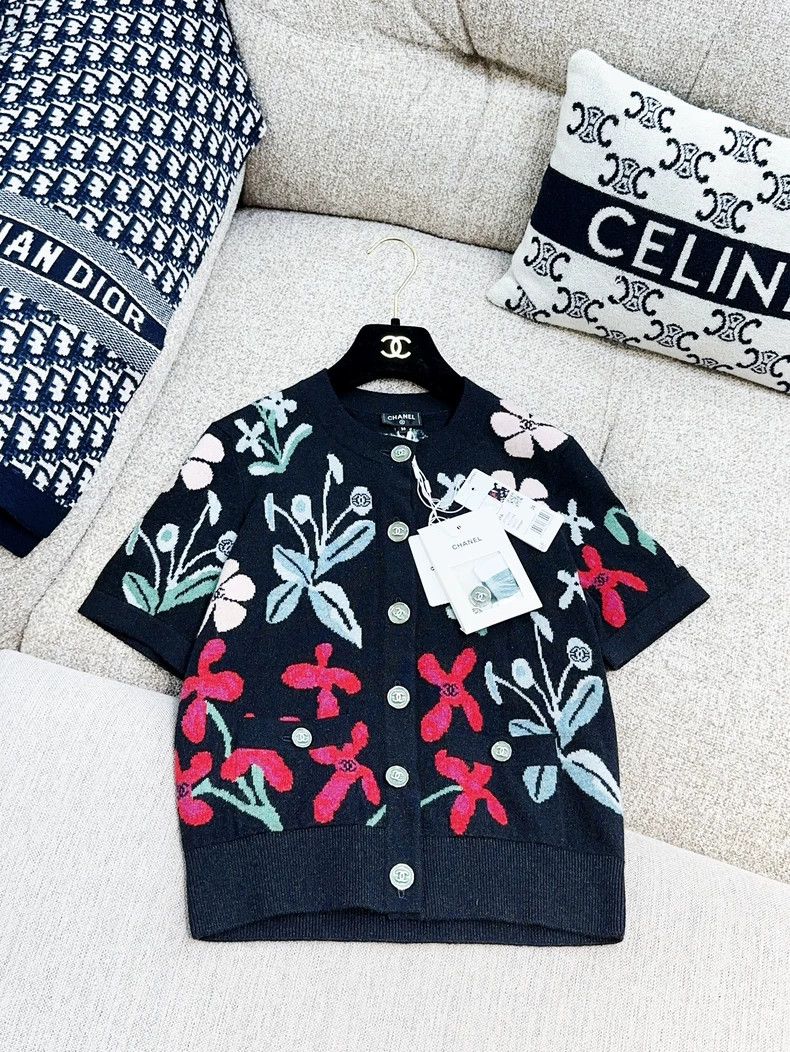 Chanel Chanel 21A black background colorful flower pattern knitte Size XS / US 0-2 / IT 36-38 - 1 Thumbnail