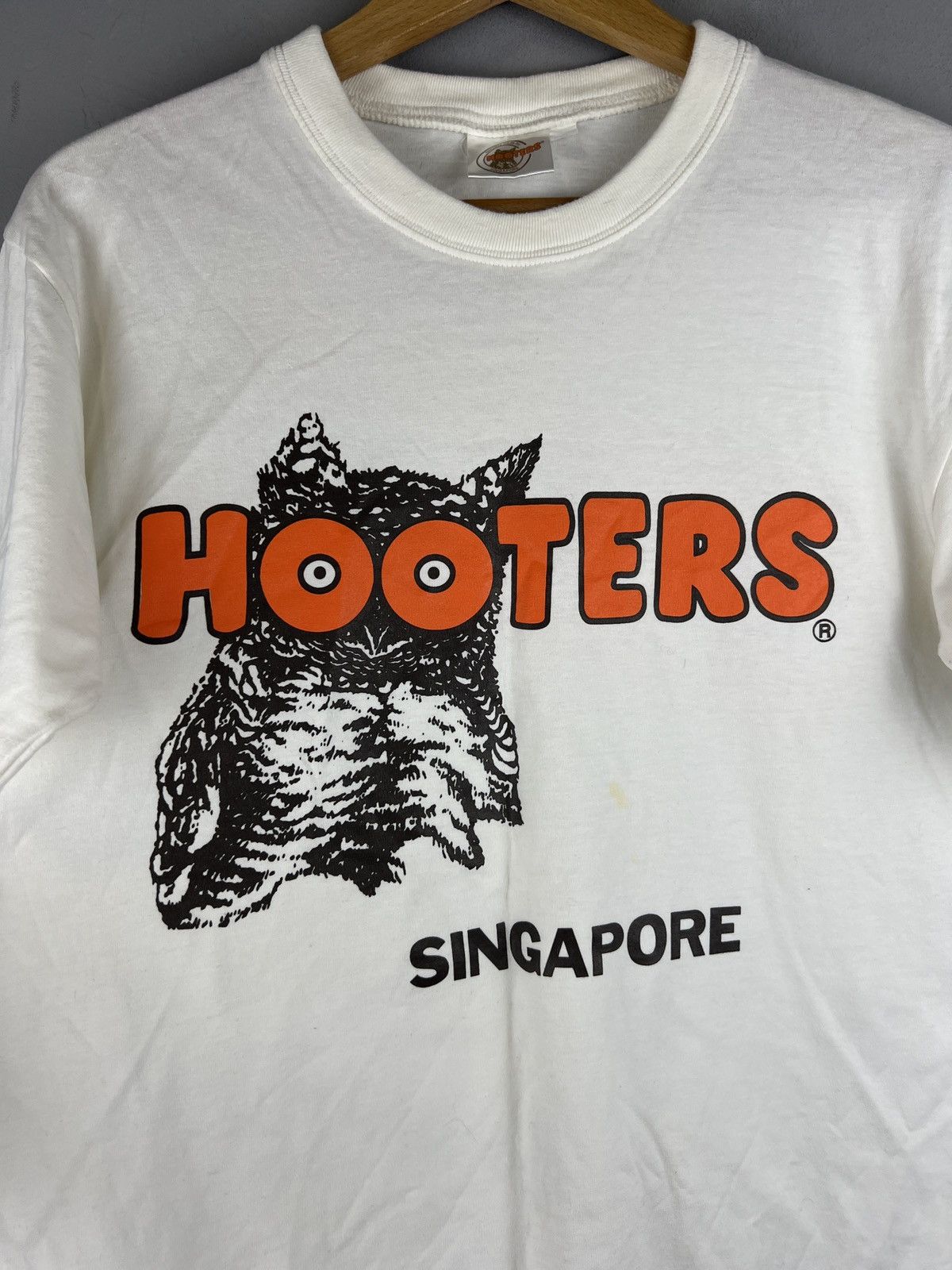 Vintage Vintage Y2K Hooters Graphic tee Singapore Size US S / EU 44-46 / 1 - 2 Thumbnail