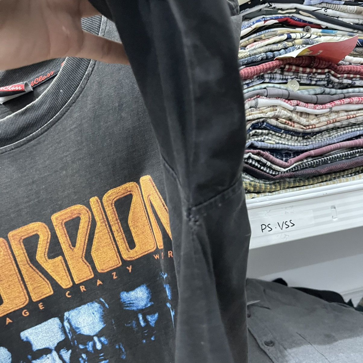 Band Tees Scorpion a savage crazy world tshirt Size US L / EU 52-54 / 3 - 10 Thumbnail