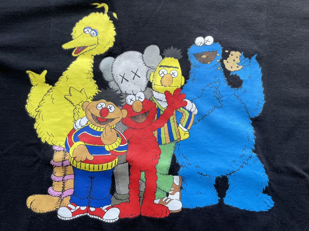 Kaws × Uniqlo Sesame Street Group #2 Tee Black XL Size US XL / EU 56 / 4 - 2 Thumbnail