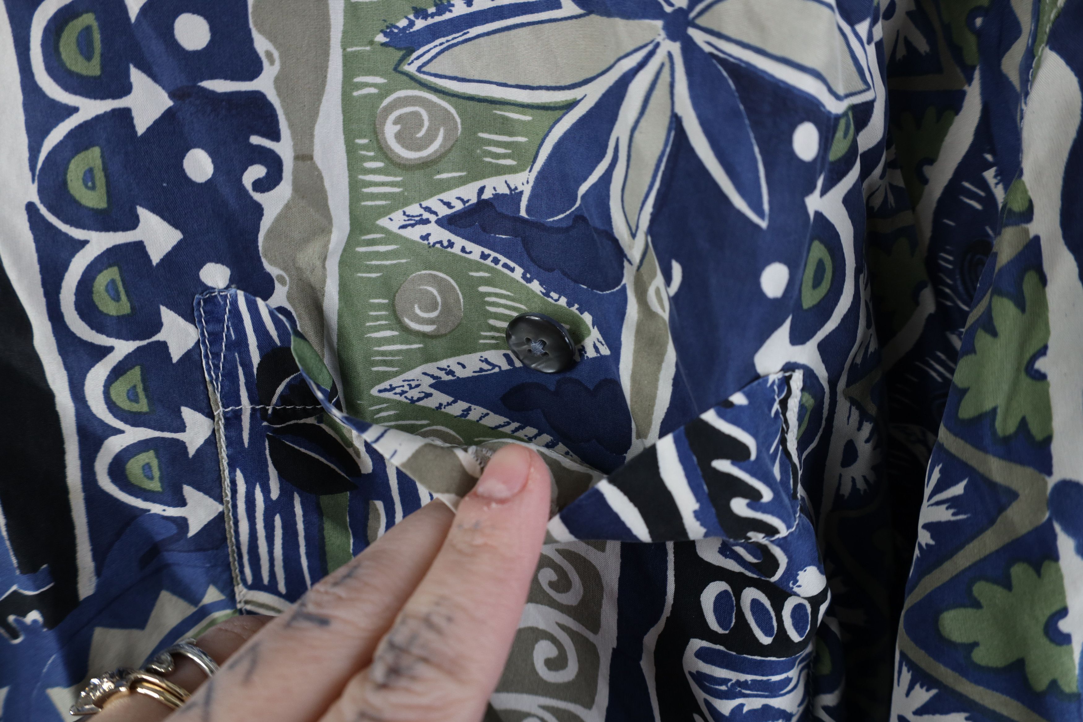 Vintage Vintage 90s Streetwear Silk Hawaiian Collared Button Shirt Size US L / EU 52-54 / 3 - 7 Thumbnail